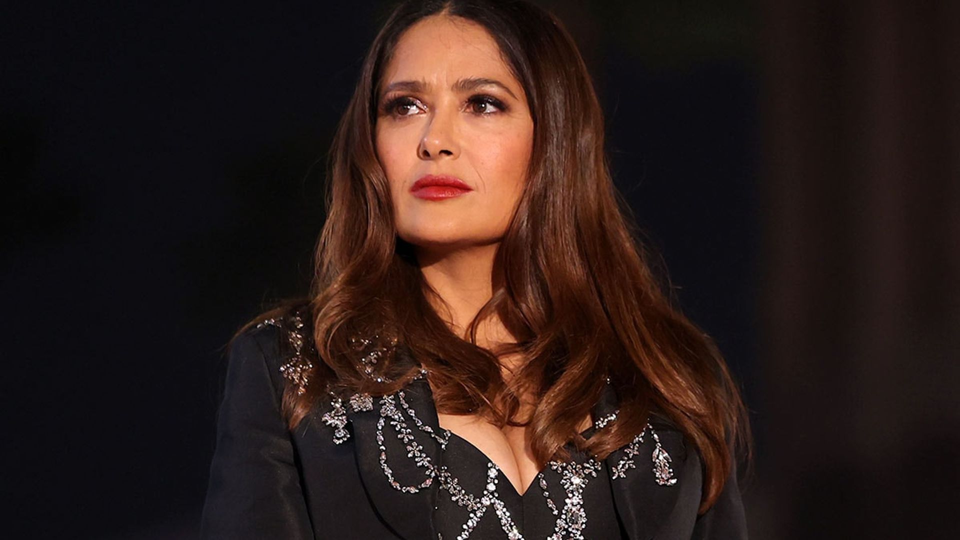 Conmovida, Salma Hayek revela que asistió al funeral de Matthew Perry