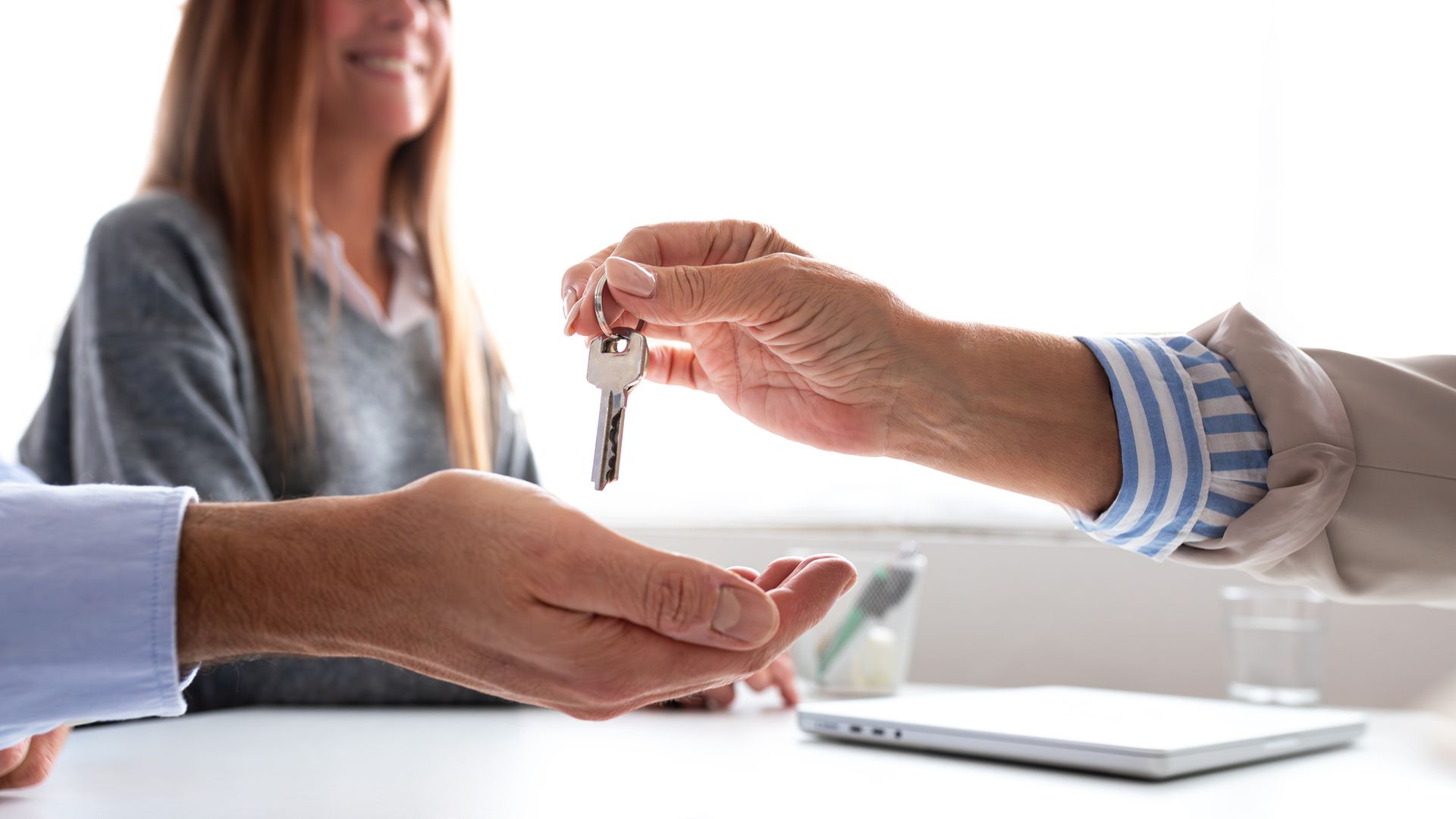 La Comunidad de Madrid flexibiliza los avales hipotecarios para familias con hijos: así cambiará el acceso a la vivienda