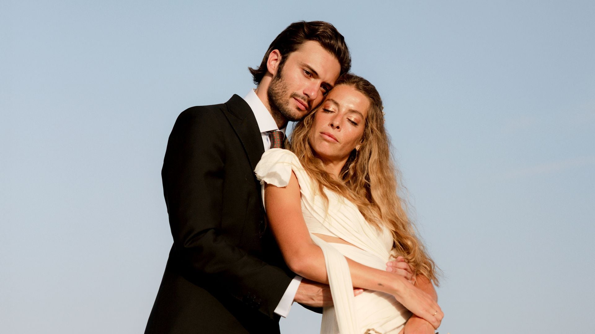 Belén Écija y Jaime Sánchez se casaron, el sábado 14 de junio, en la parroquia de Sant Climent, en las inmediaciones de Mahón. La novia lució un vestido de Valenzuela, muy acorde con su personalidad alegre y bohemia, elaborado en tul de seda drapeado, inspirado en el ballet —como sus zapatos—