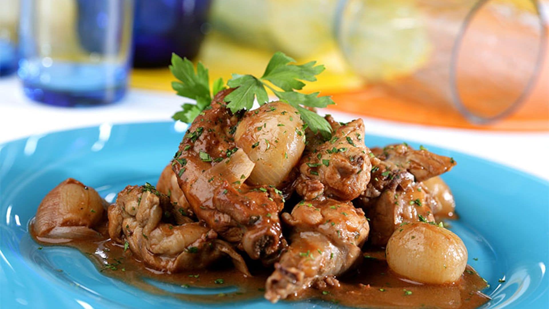 Conejo con salsa de chocolate y avellanas