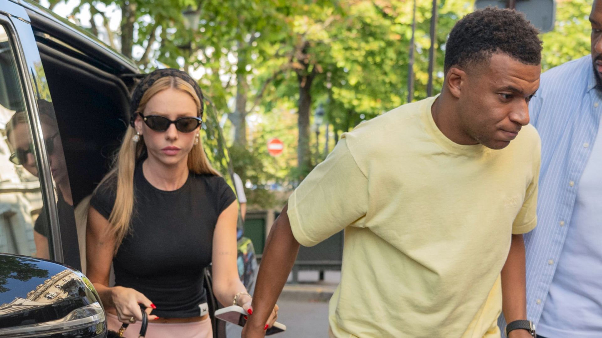Kylian Mbappé y Ester Expósito, fueron vistos de compras en París.