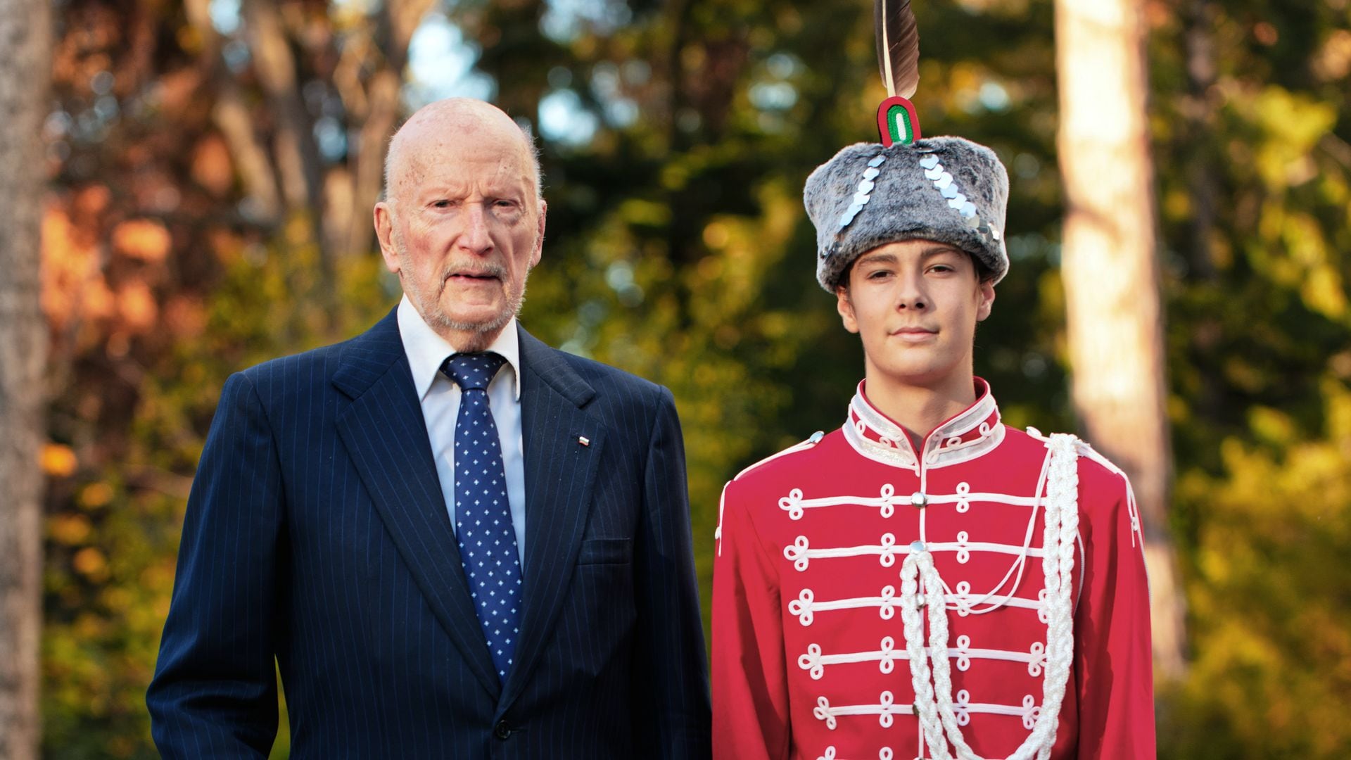 El príncipe Simeón de Bulgaria, miembro de la Guardia Nacional búlgara con su abuelo, el rey Simeón