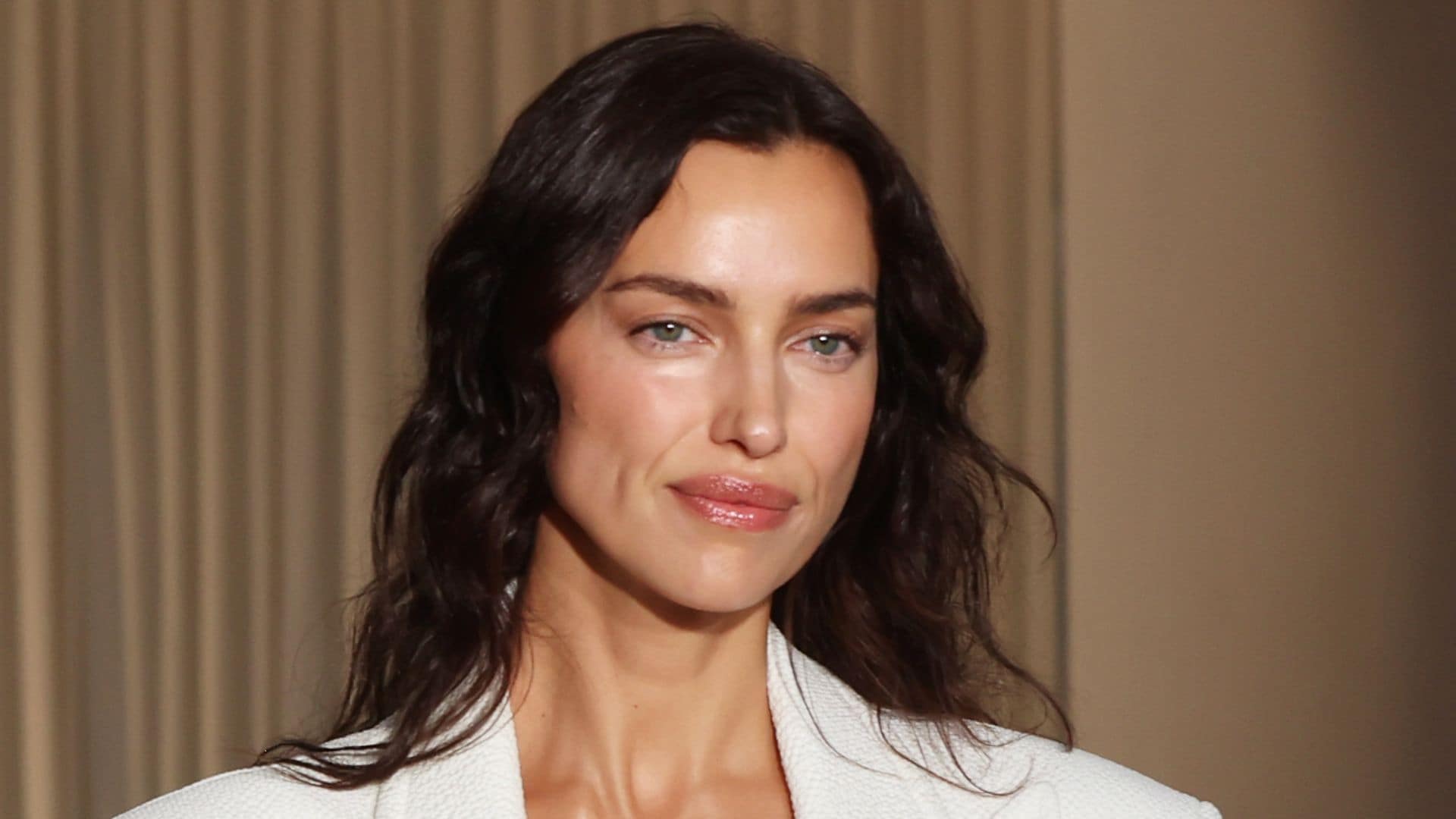 Irina Shayk en el desfile de Andreas Kronthaler por Vivienne Westwood en París, 2025.