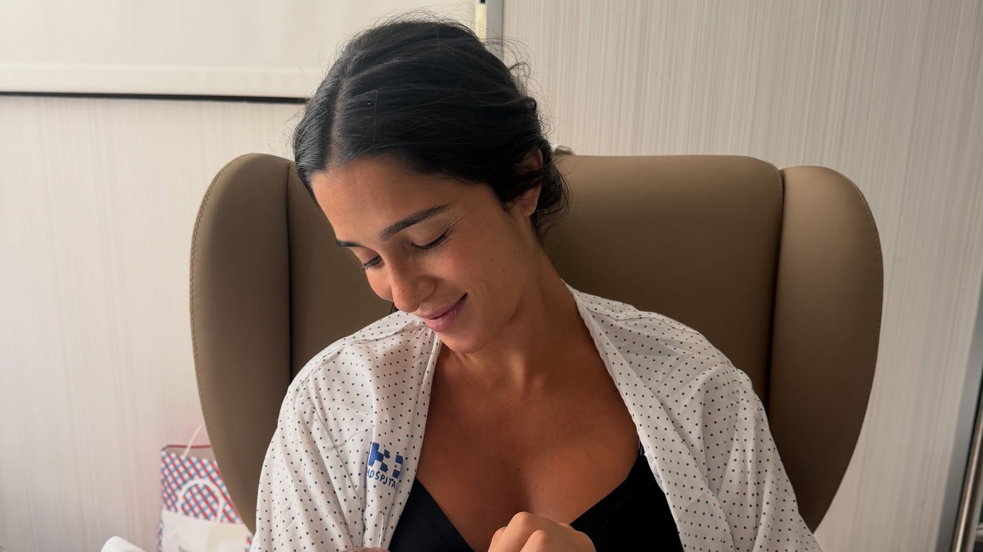 Claudia Martínez y Mario González en urgencias con su hija de dos meses: "No sé si ha llorado más ella o nosotros"