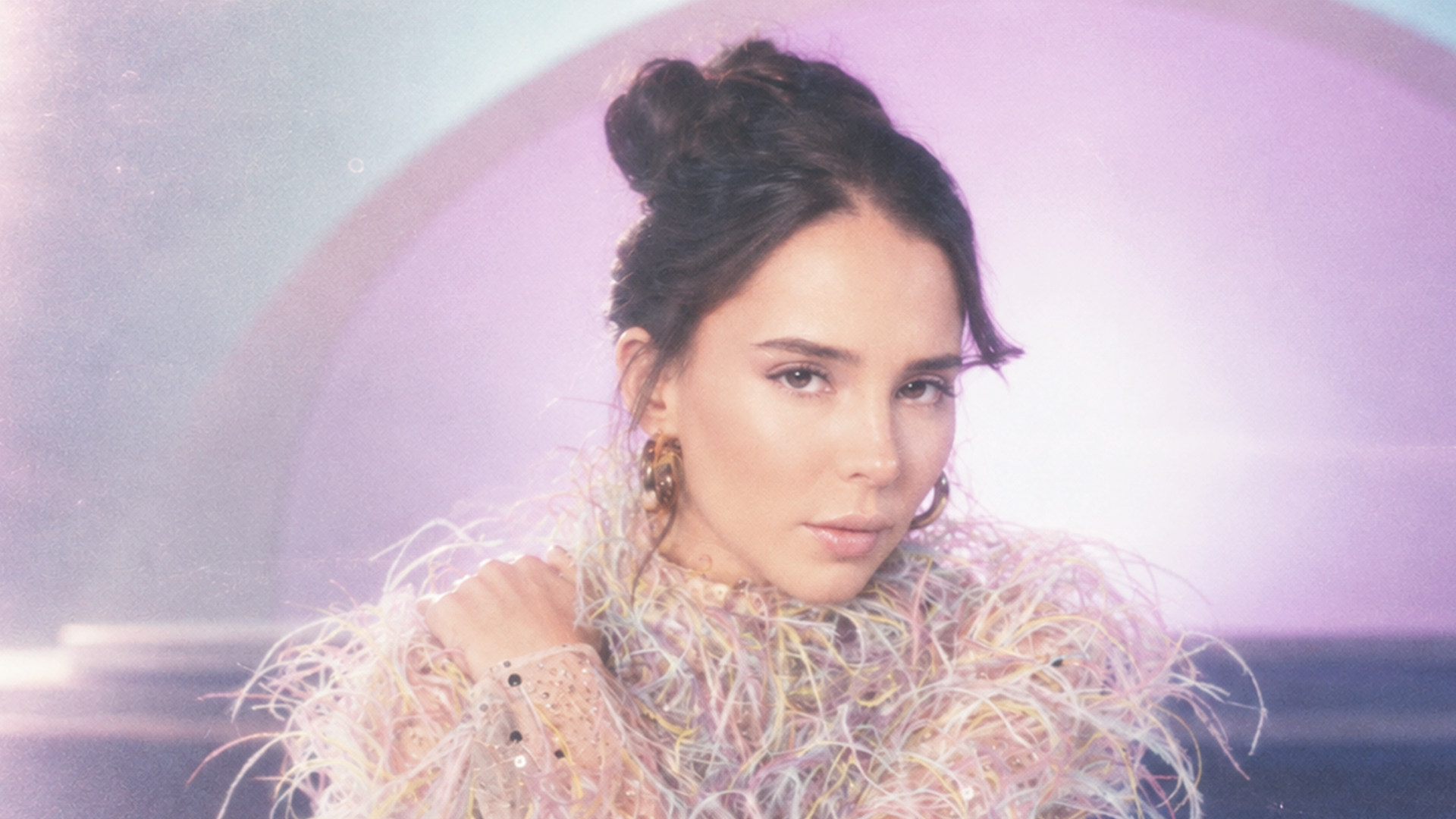 Majo Aguilar lanza 'Almohada' y Yuridia estrena 'Bajón Emocional'