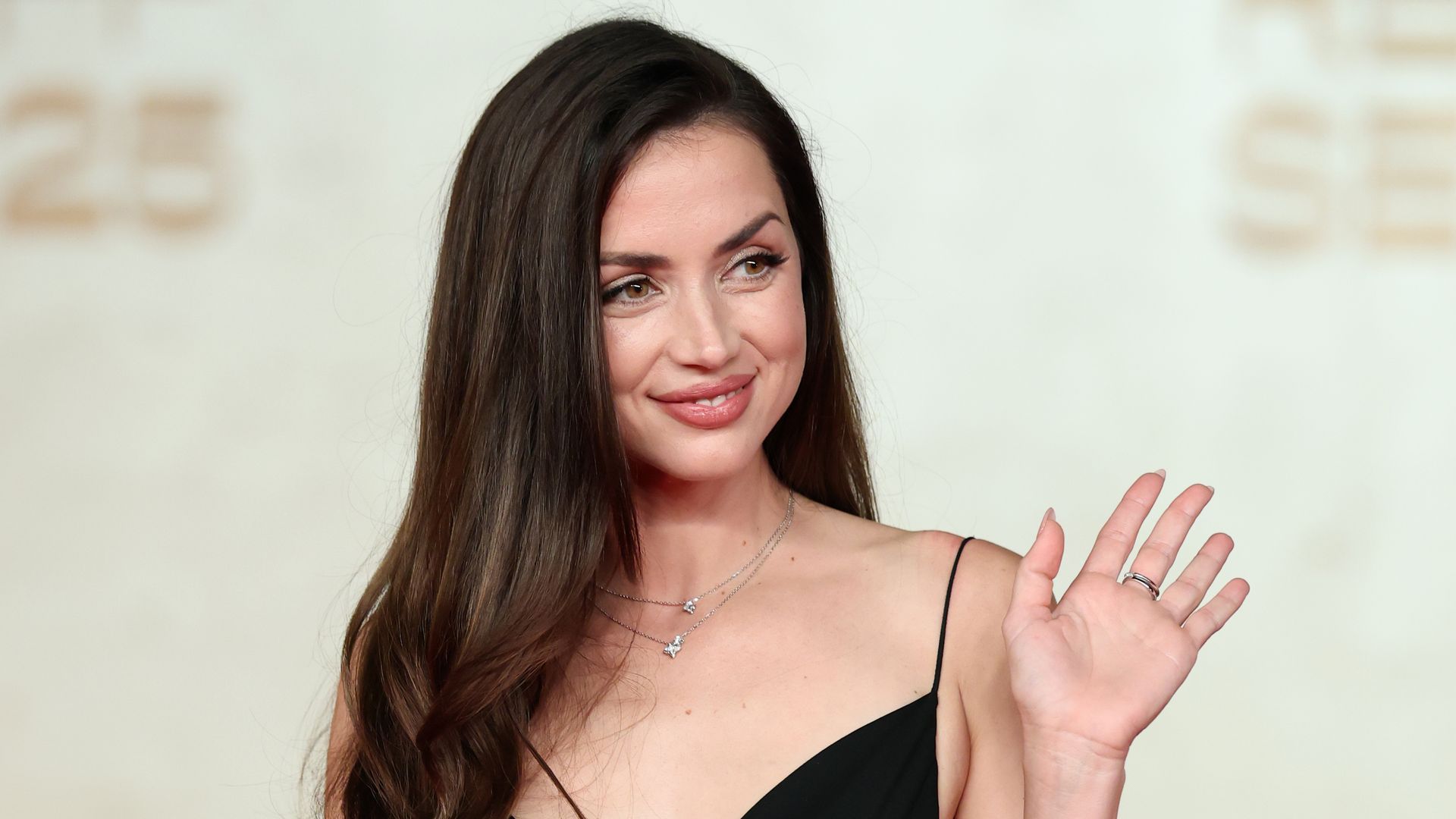 Ana de Armas reaparece en Arabia Saudí y despeja los rumores con su sensual vestido de fuegos artificiales