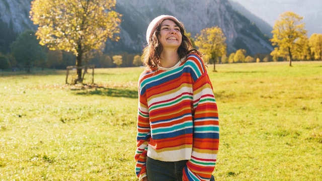 Mujer paseando en los alpes