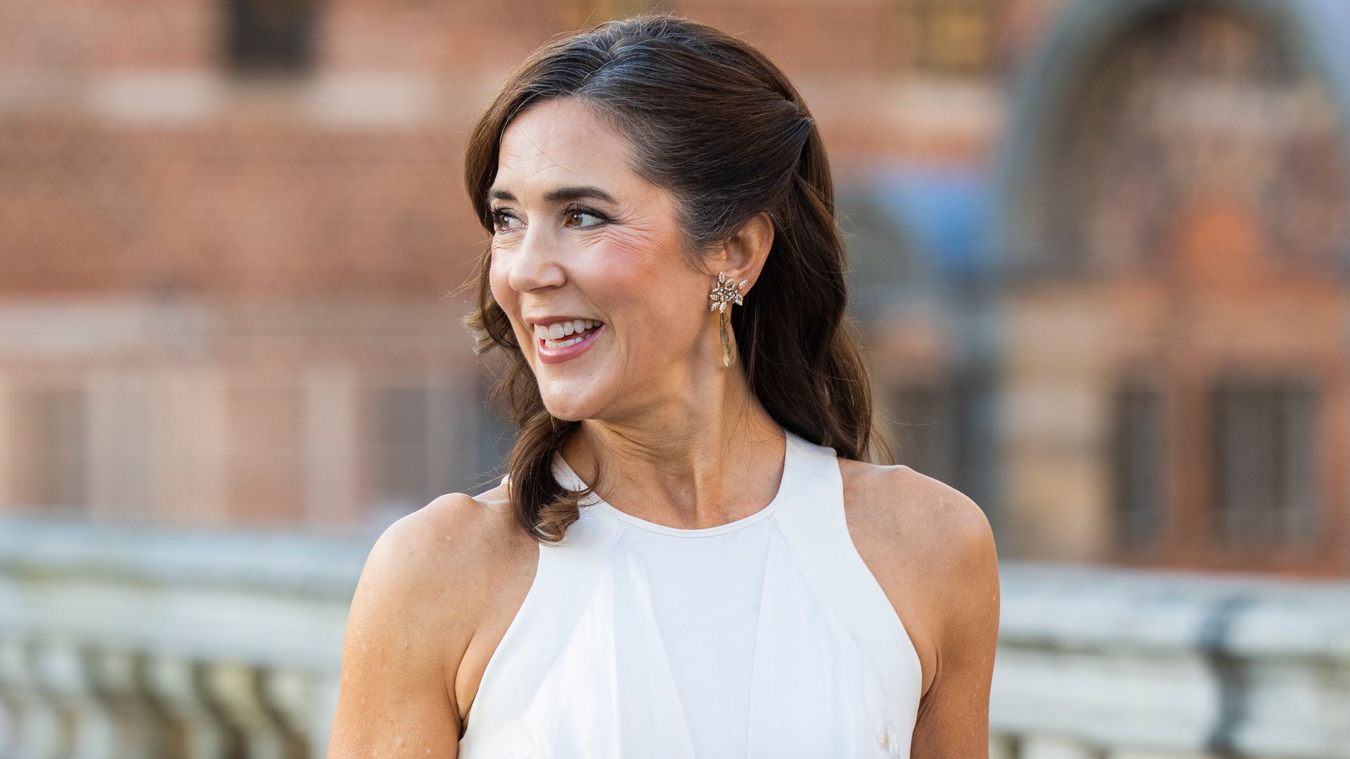Mary de Dinamarca, radiante de blanco y dorado en la publicación de un nuevo retrato de su marido, el rey Federico X