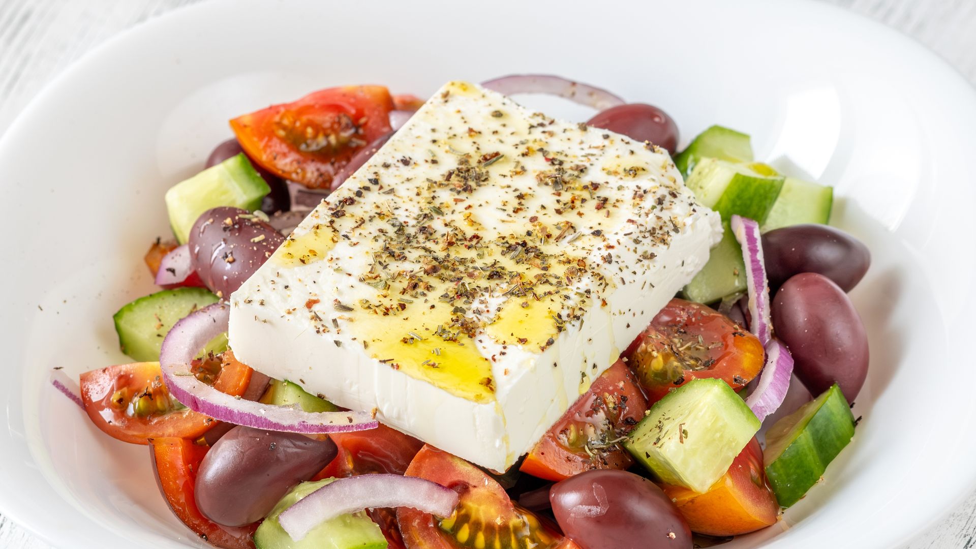 La ensalada griega que debes incluir en tus menús de verano: la receta más tradicional y refrescante