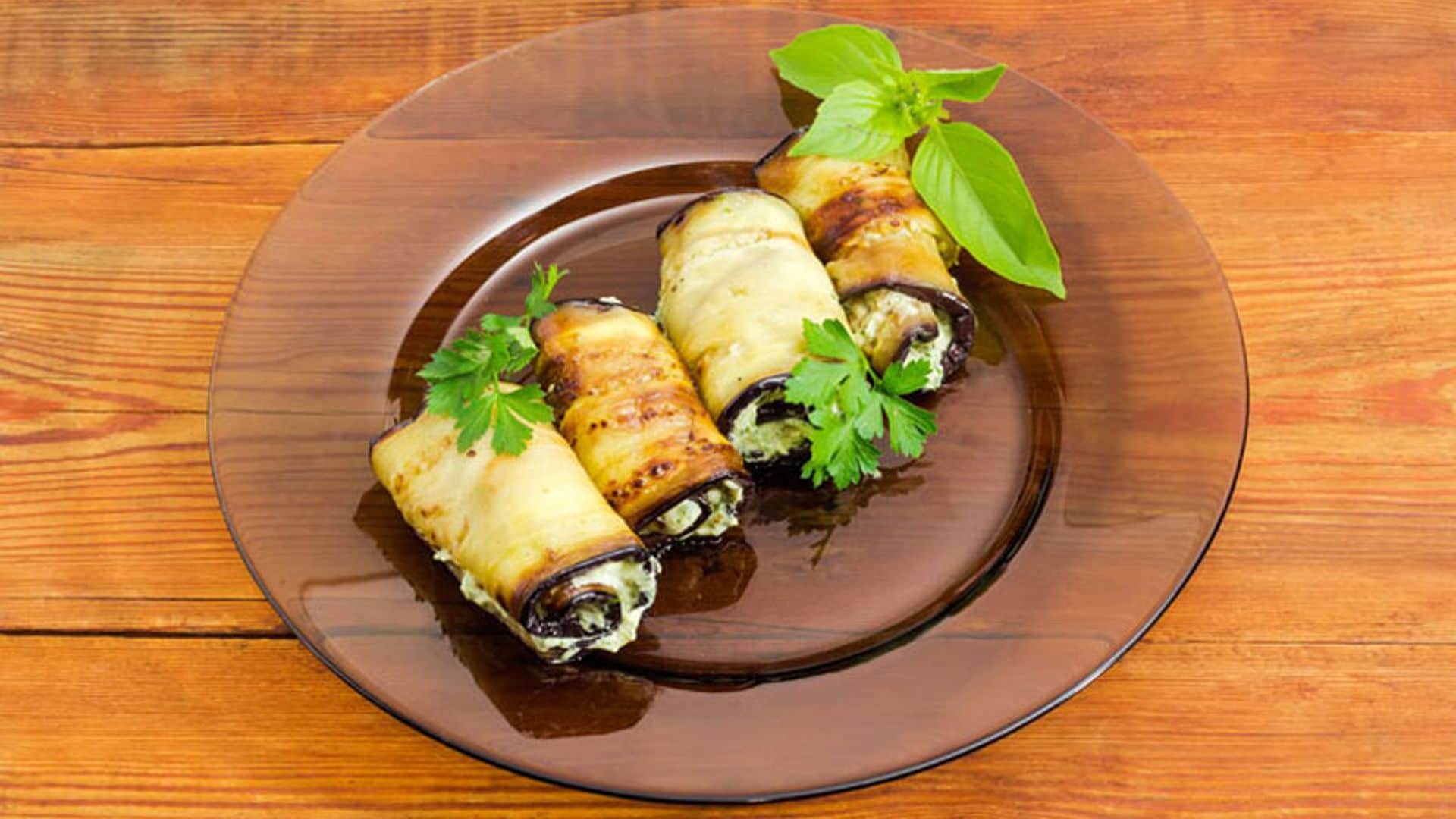 Rollitos de berenjena rellenos de queso y atún