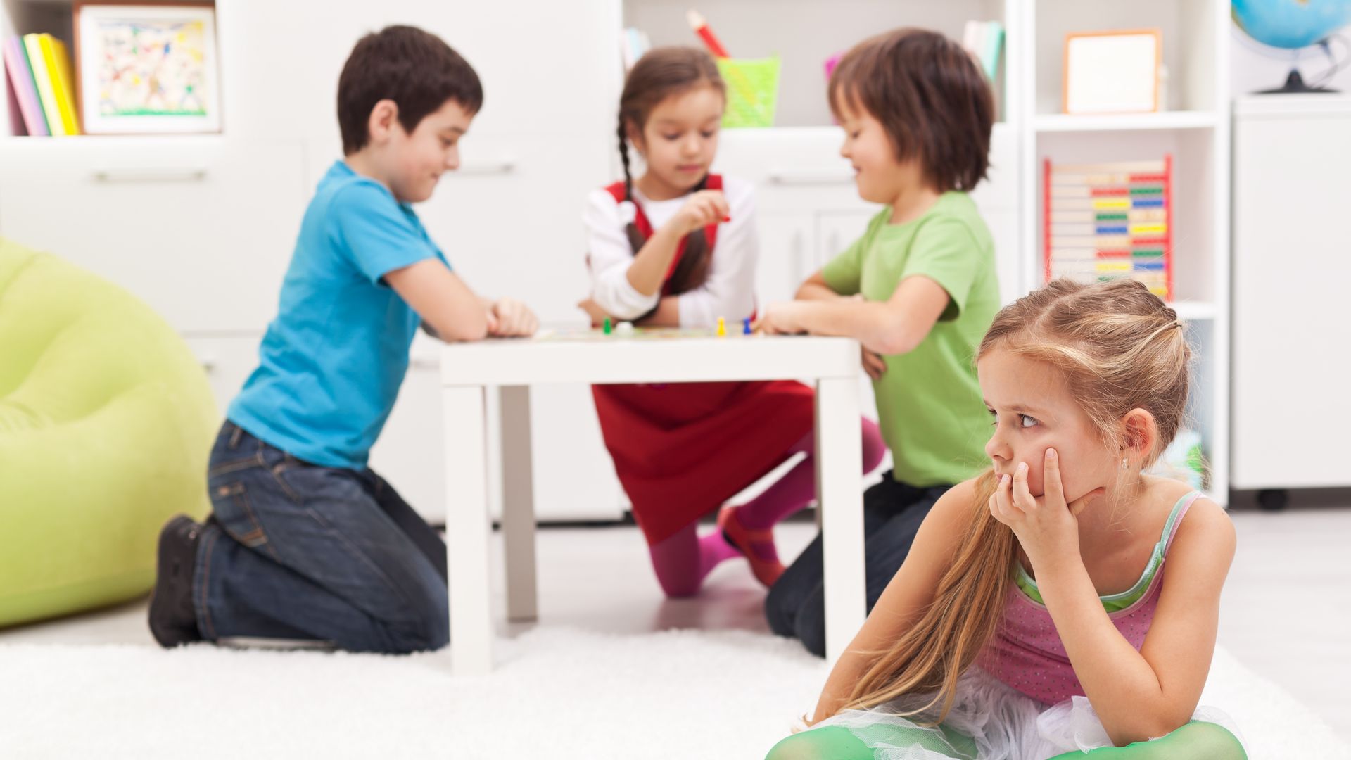 Niña tímida en clase