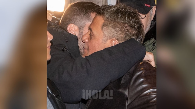 Broncano abrazando a Alejandro Sanz
