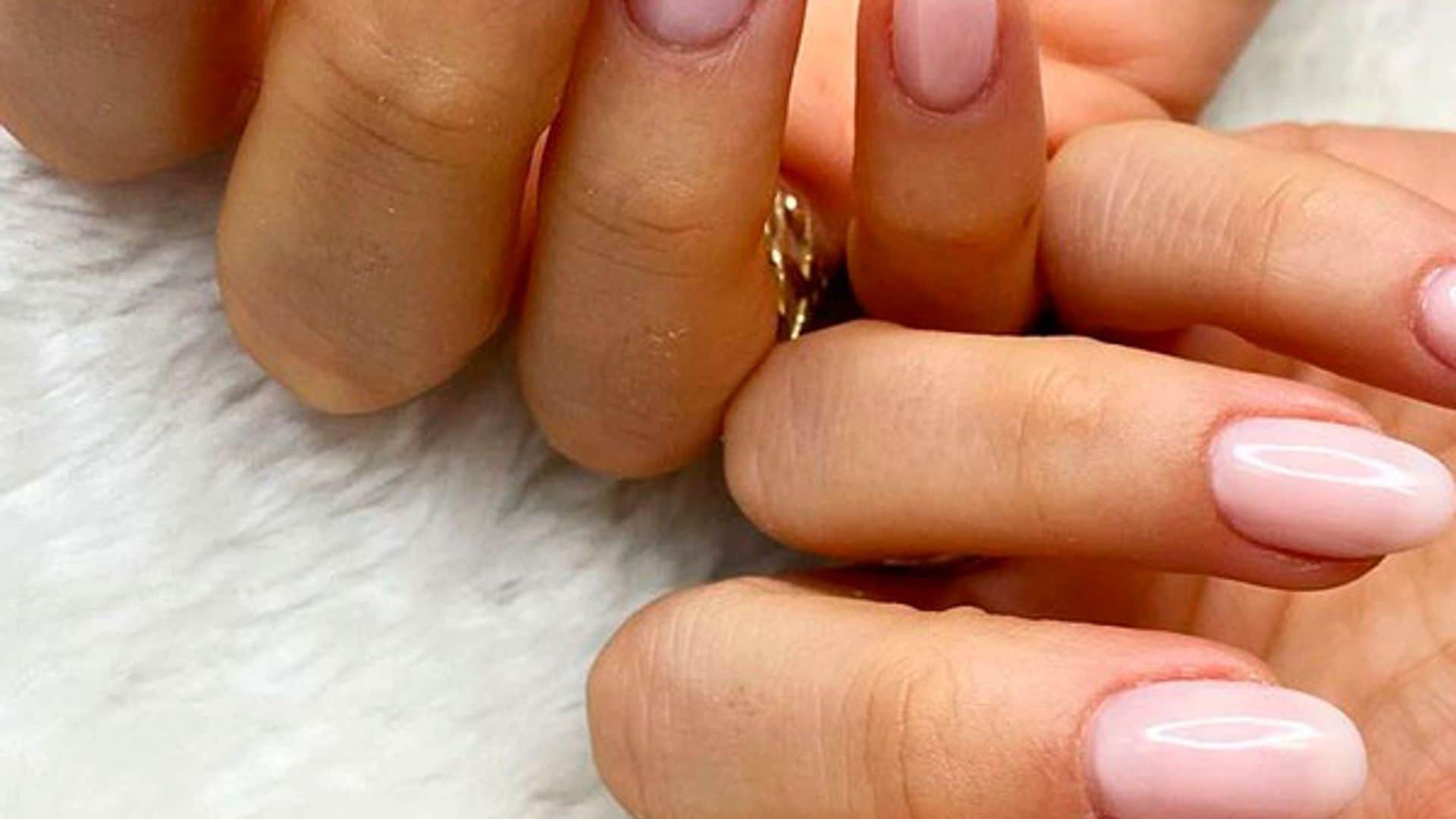 Los 35 diseños de uñas acrílicas más pedidos en los salones de belleza de Madrid en este 2025