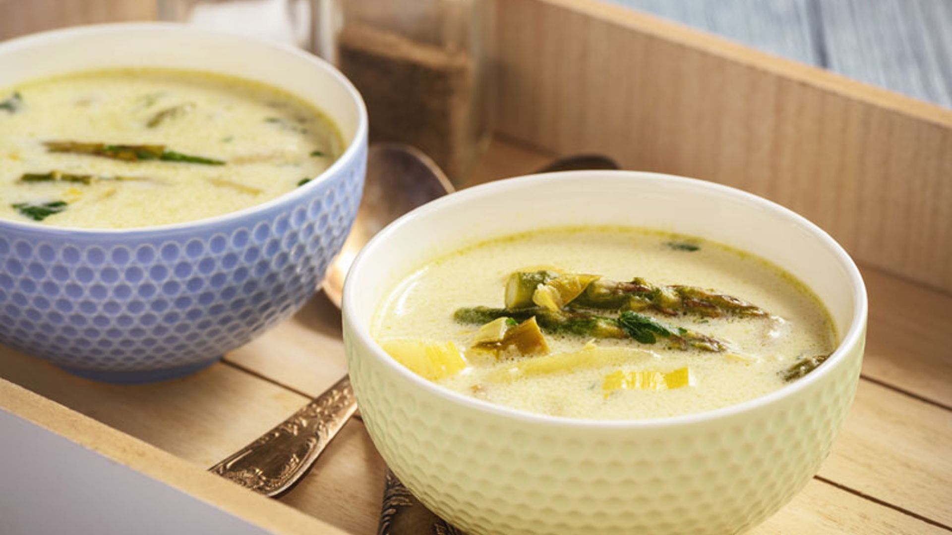 Sopa de patatas y espárragos verdes