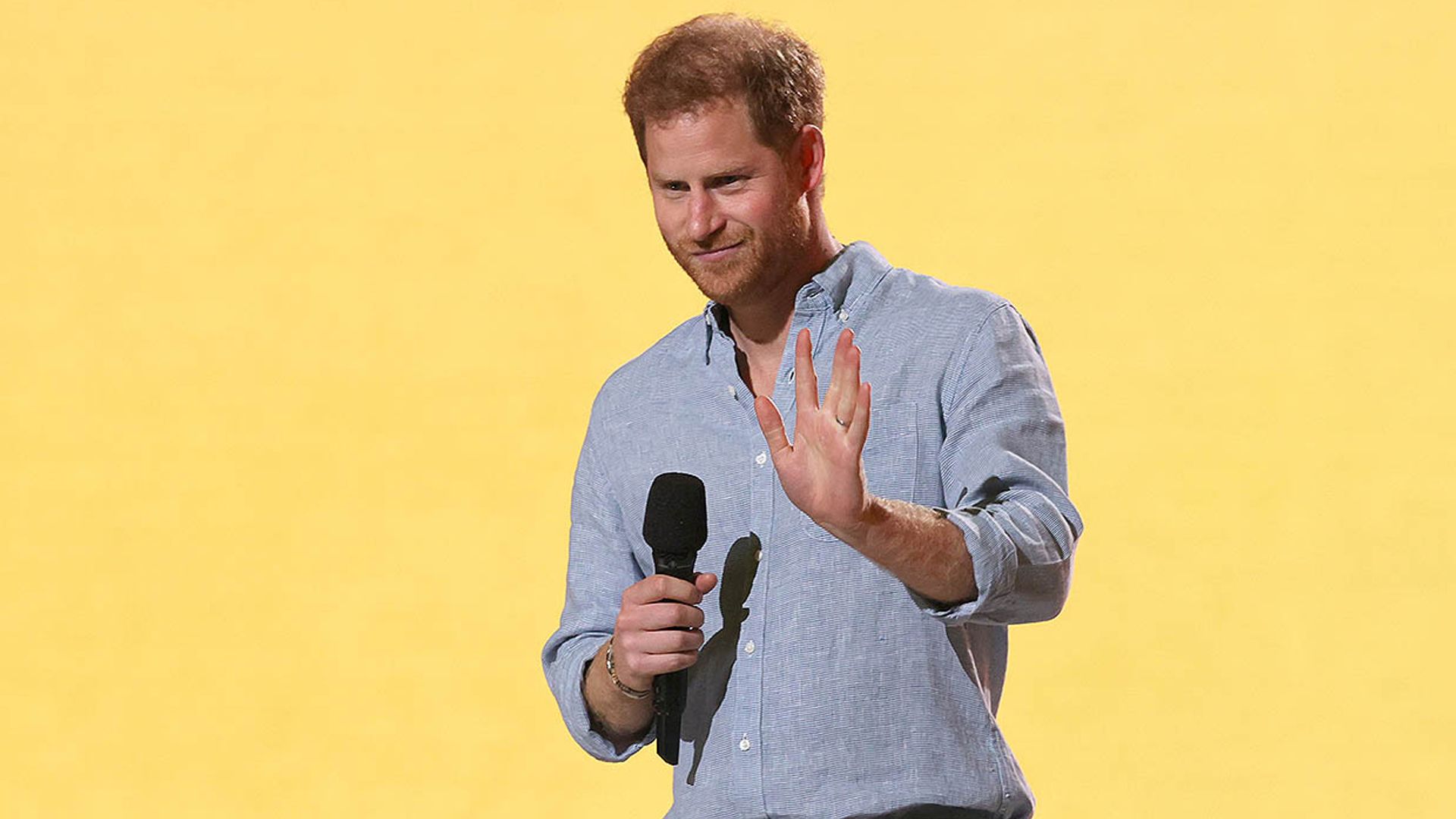 El príncipe Harry reaparece tras ser padre por segunda vez desde su casa y de baja por paternidad