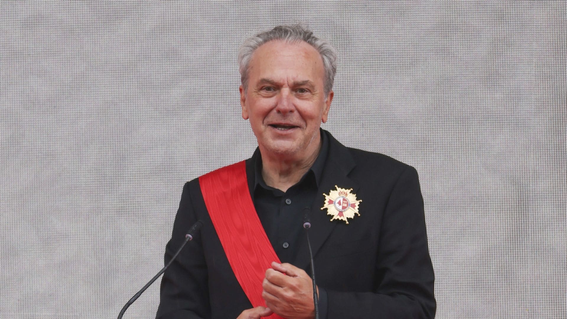 Las lágrimas de José Coronado, arropado por su novia y sus hijos, en las medallas de la Comunidad de Madrid  