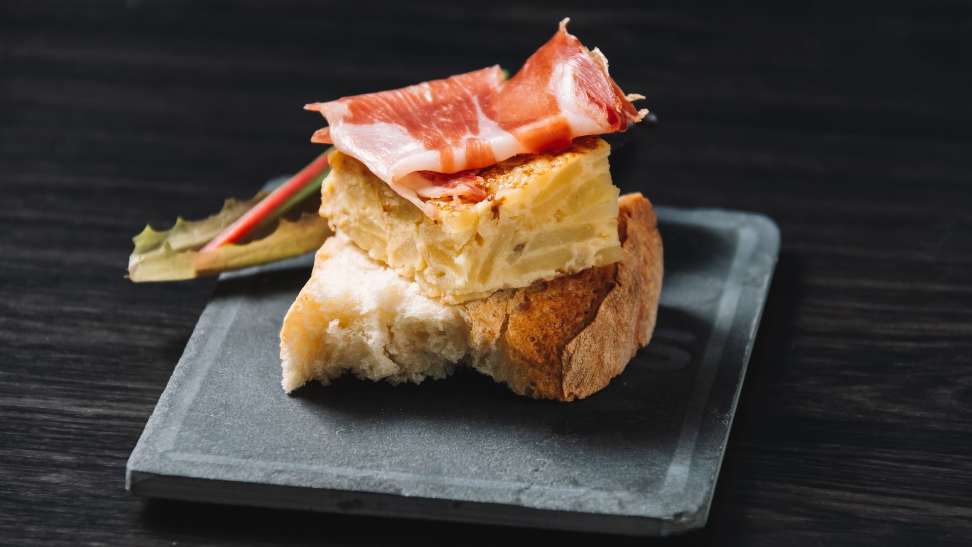 Pincho de tortilla con jamón ibérico