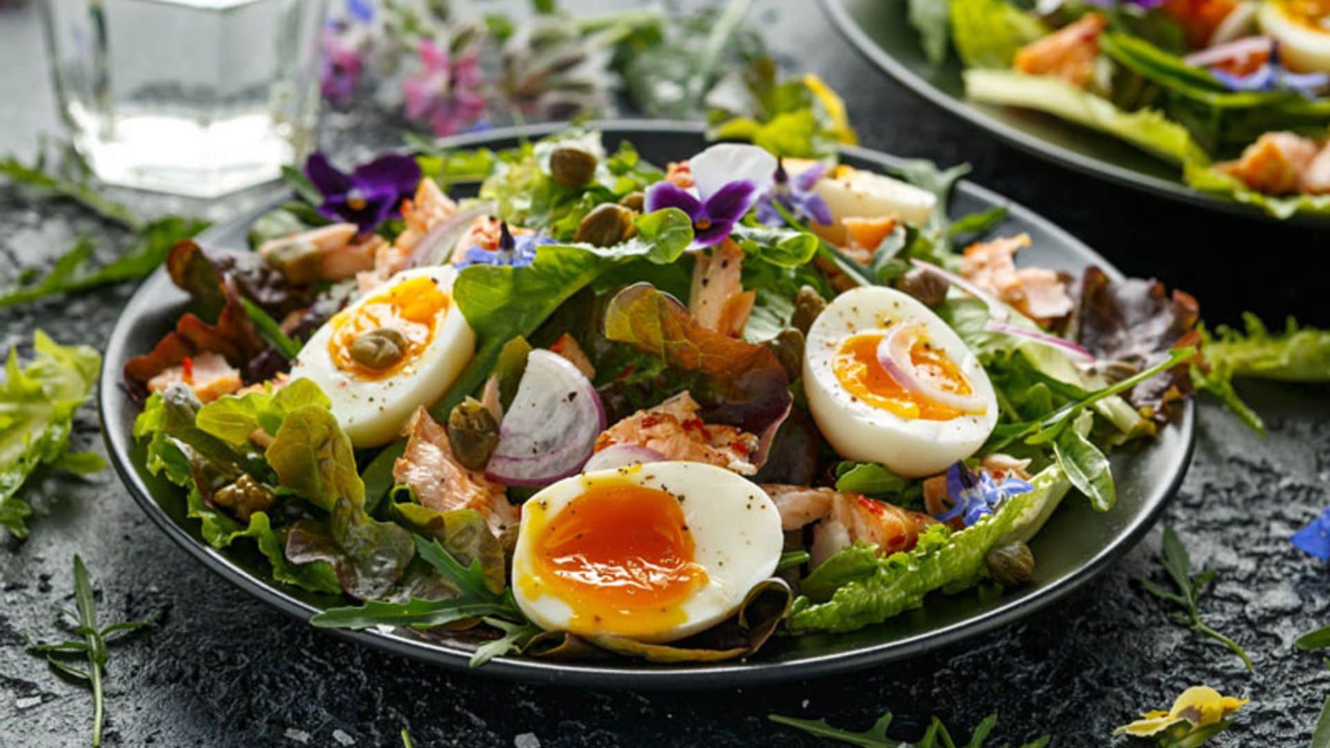 Ensalada de borraja, huevo y salmón fresco