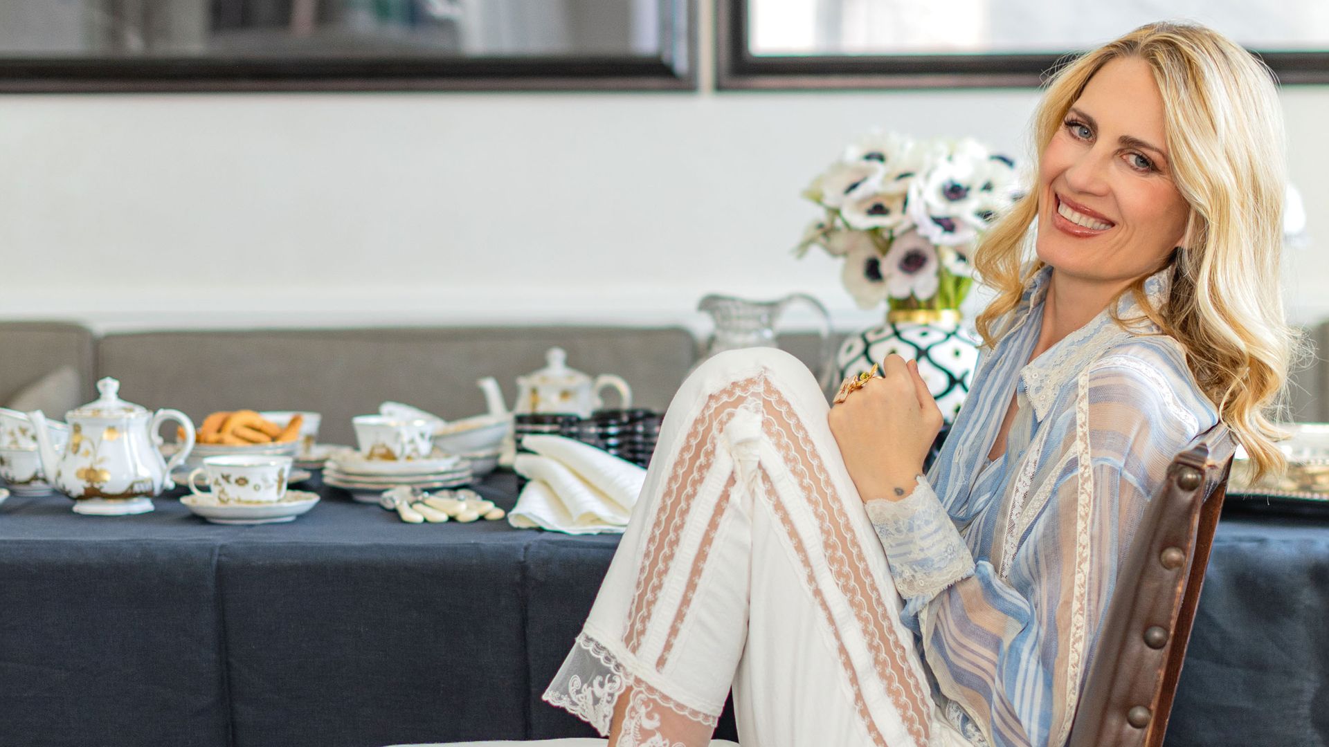 Isabella Borromeo, posando espectacular en su casa de Milán