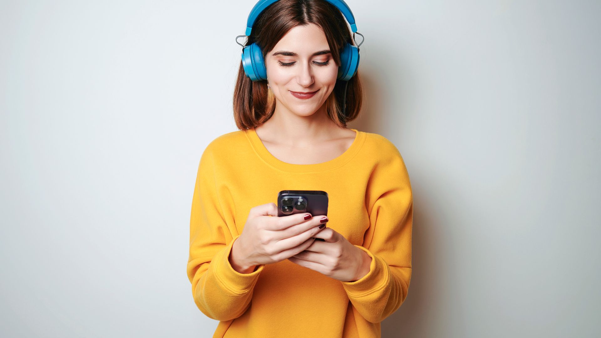 Una chica con dispositivos electrónicos