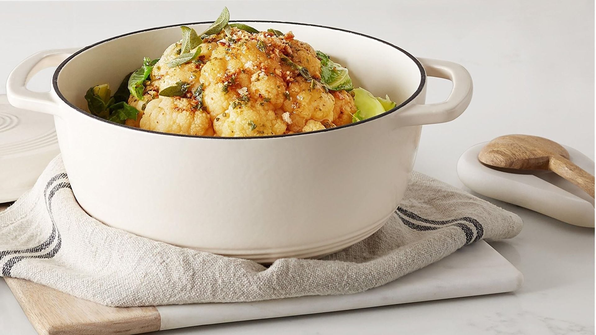 'Cocotte' blanca de Amazon Bascis sobre encimera blanca con coliflor cocinada dentro.