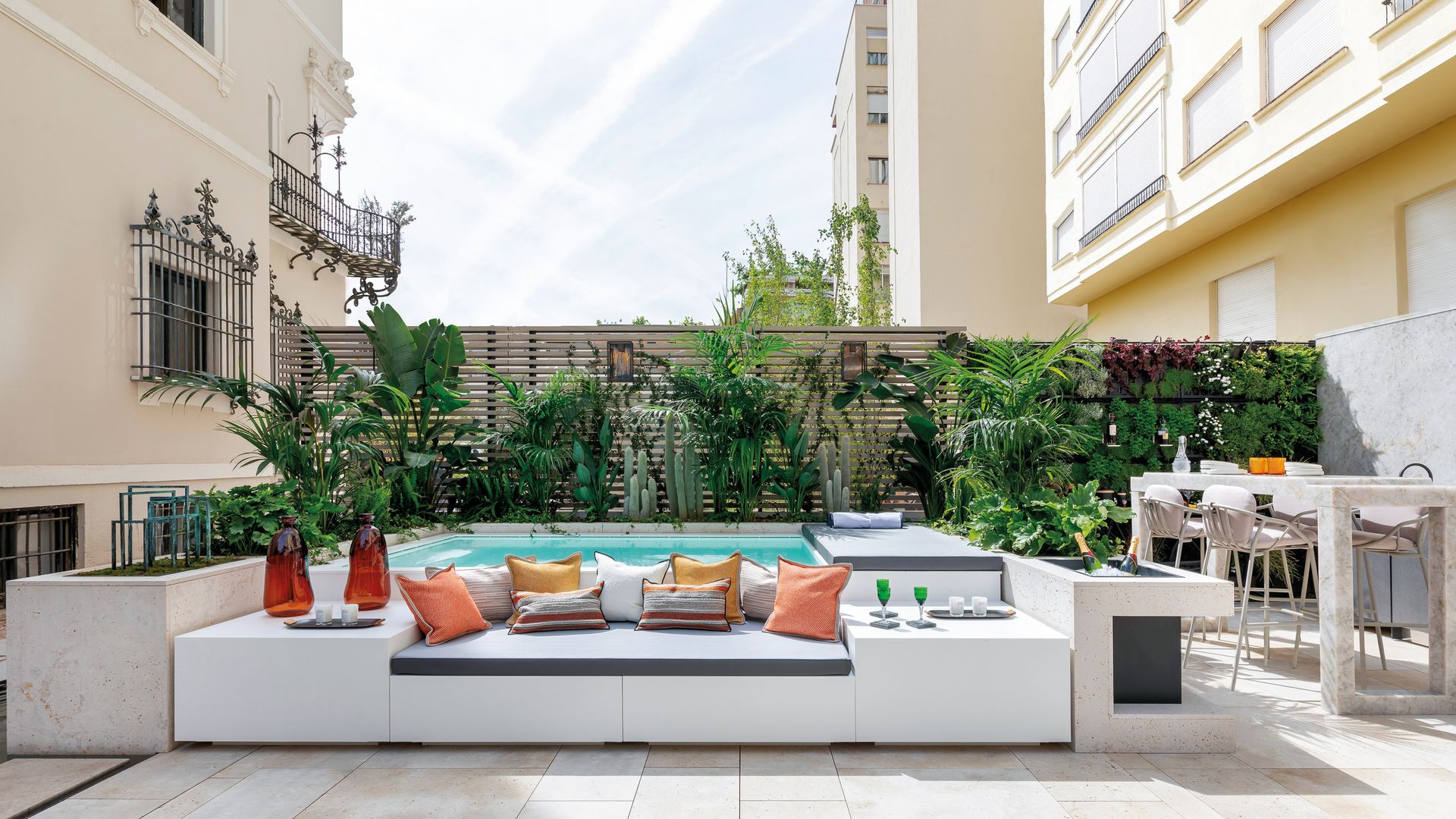Terraza con piscina y muro vegetal