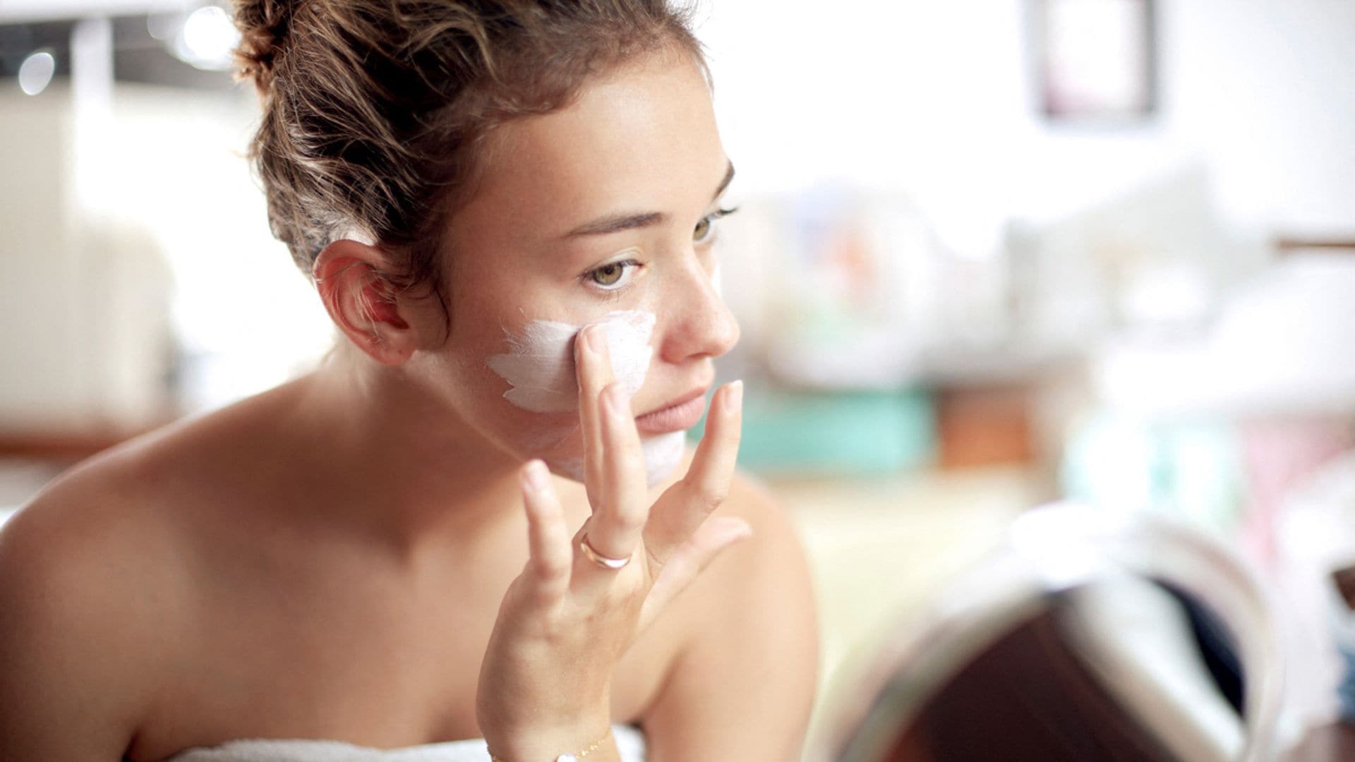 mujer joven crema