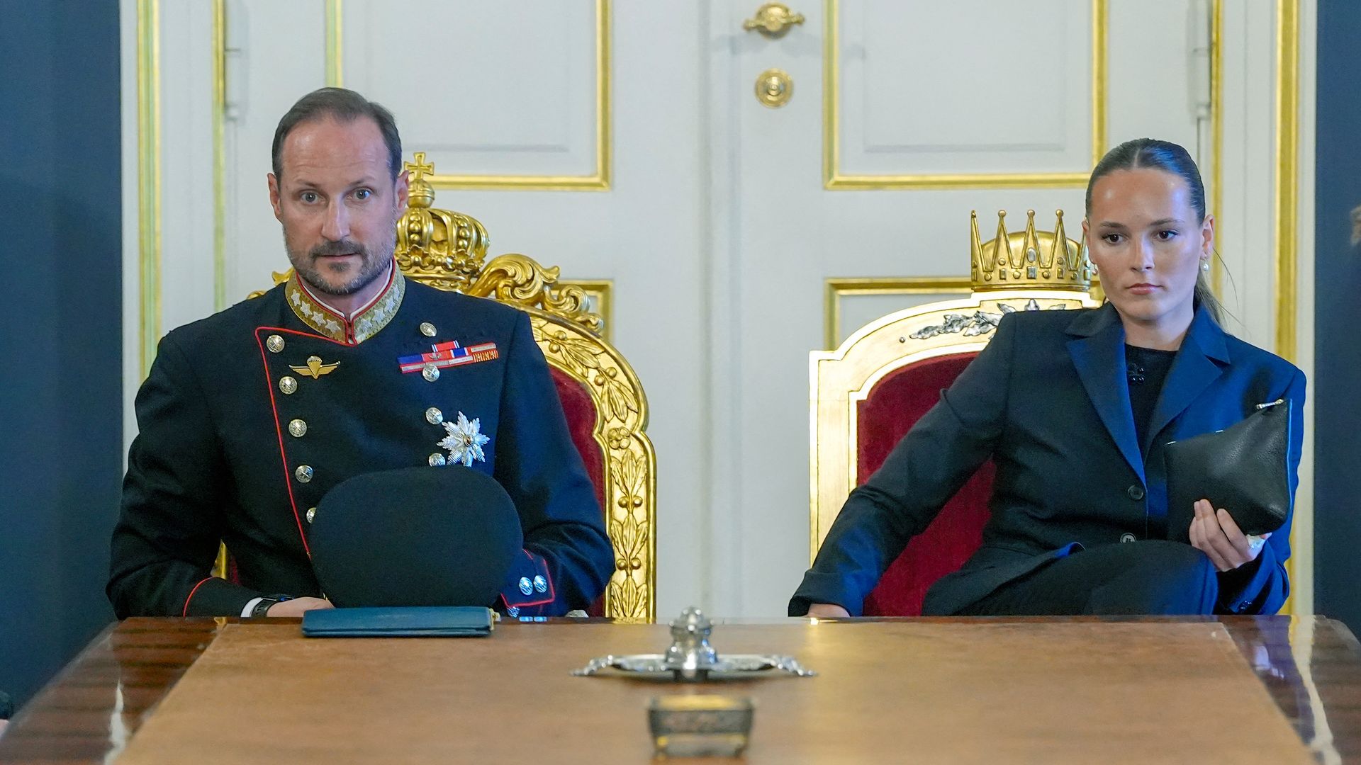 Haakon de Noruega y su hija, la princesa Ingrid, en el Palacio Real de Oslo