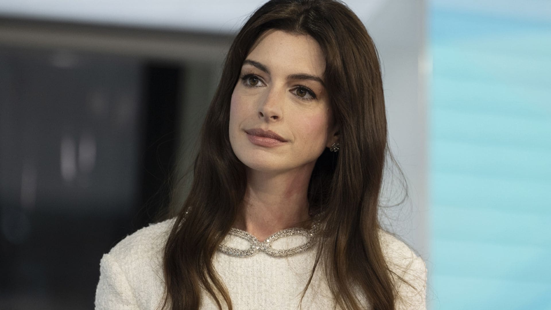 ¿Por qué Anne Hathaway está cambiando su manera de vestir?