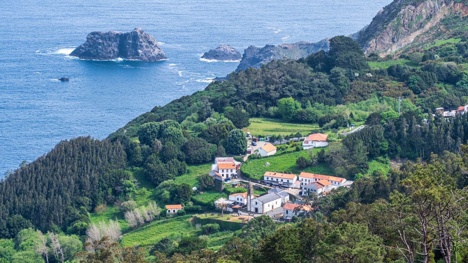Galicia tiene un segundo Camino que pocos conocen: lleva a un santuario donde conviven la fe, la magia y el Atlántico
