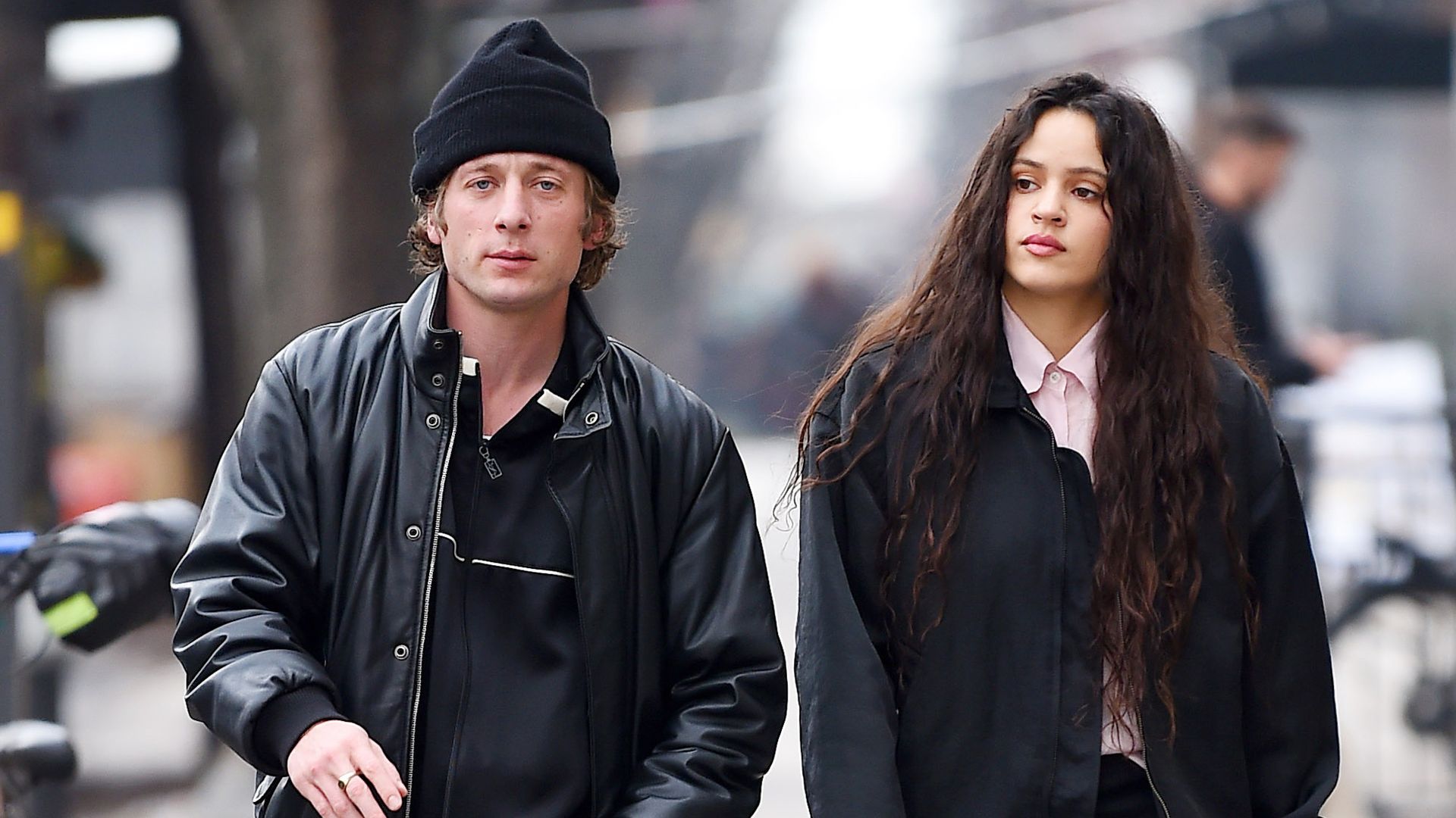Rosalía y Jeremy Allen White, juntos en París, en una exclusiva fiesta previa a los Juegos Olímpicos