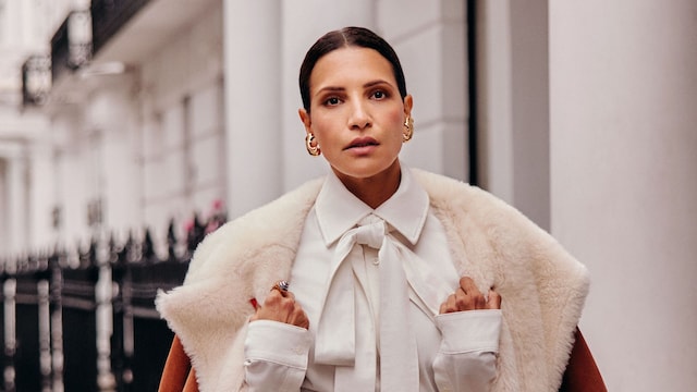 TRES CIUDADES Y UN ESTILO
Beirut, París y Londres han formado parte de su vida y su influencia ha calado enormemente tanto en su personalidad como en su visión de la moda. La protagonista lleva total look, de Loewe; zapatos, de Stella McCartney, y pendientes, de Zara.