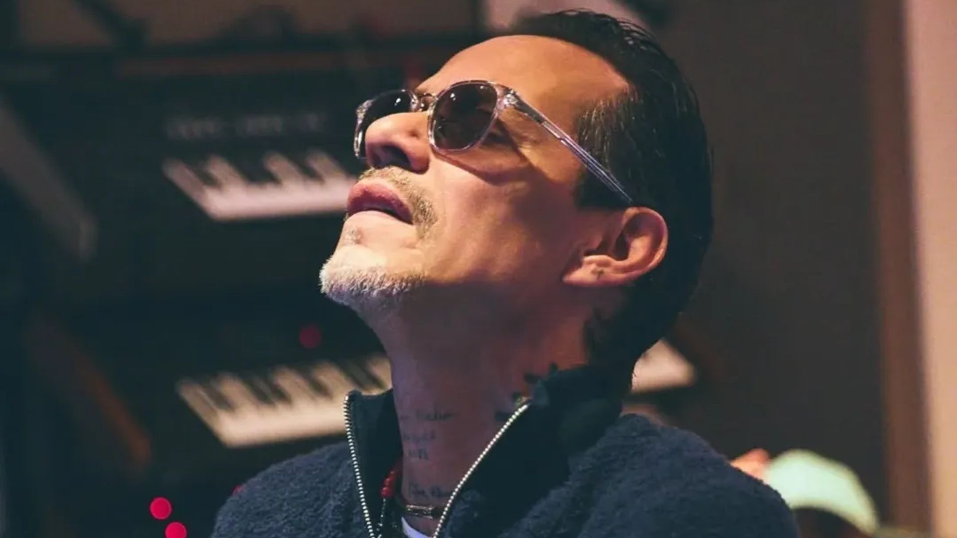 Marc Anthony en plena estudio de grabación 