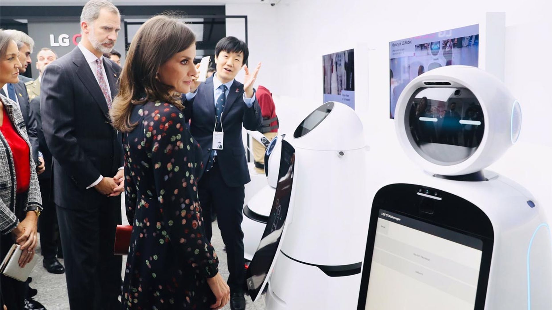 Entre robots y jóvenes españoles, así ha finalizado el viaje de los Reyes por Corea