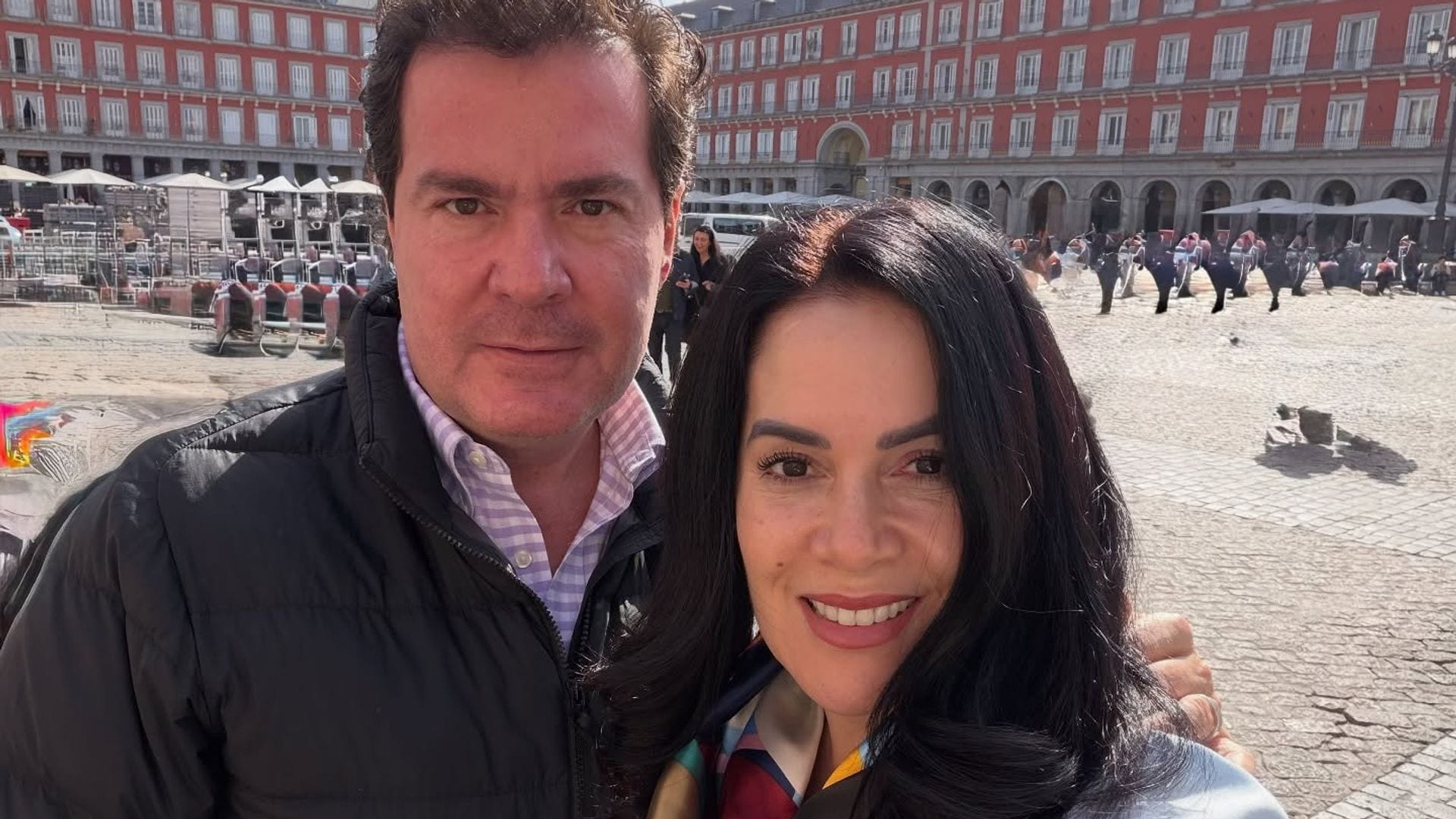 América Guinart su esposo en la Plaza Mayor de Madrid