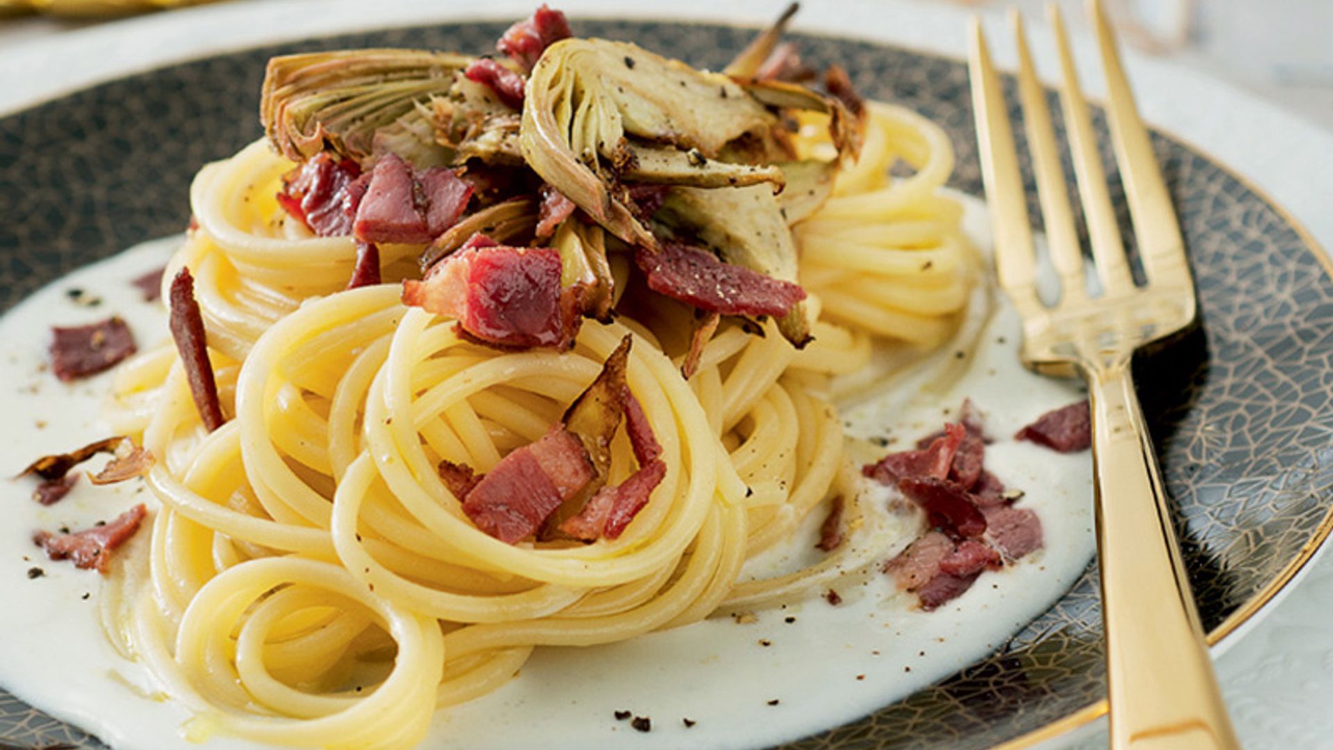 Espaguetis y alcachofas salteadas con salsa de queso Castelmagno