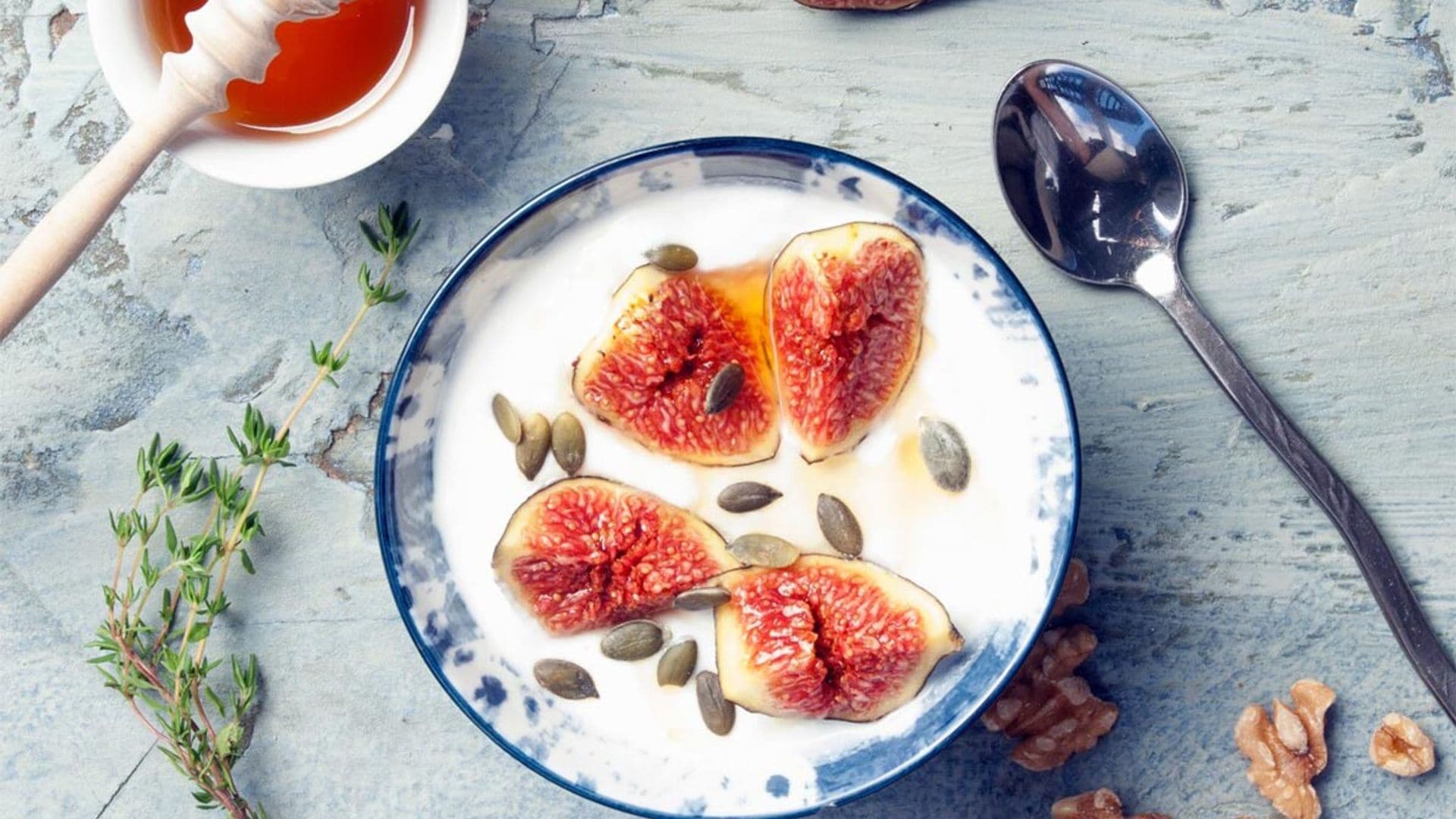Yogur griego con frutos secos e higos