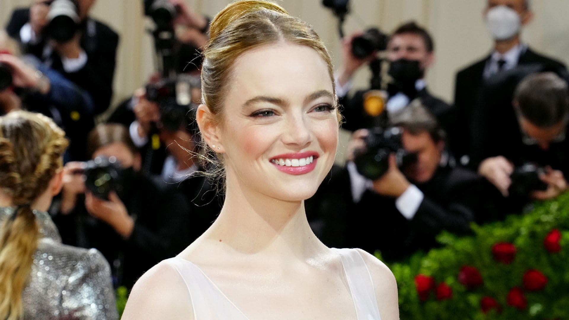 El estilo singular y minimalista de la actriz Emma Stone, estrella de la alfombra roja