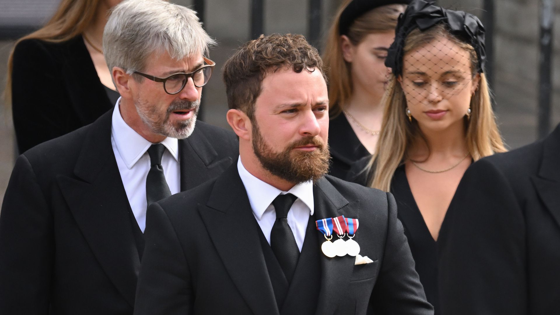 De izquierda a derecha: Timothy Taylor (marido de Lady Helen Taylor), Edward Windsor y su hermana Lady Amelia Windsor en la Abadía de Westminster en el funeral de Estado de Isabel II