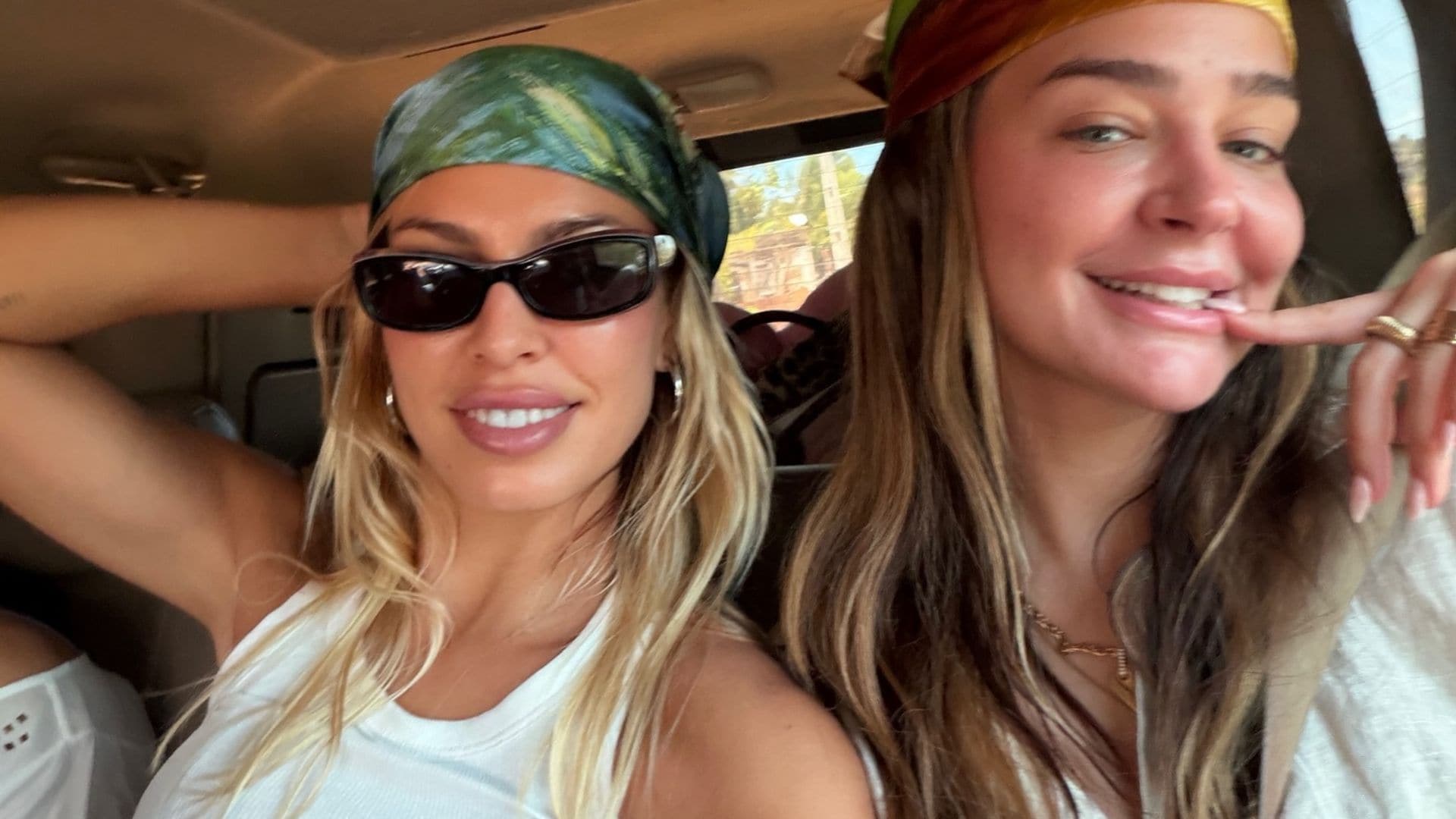 Jessica Goicoechea y Laura Escanes en un coche con bandanas y tops blancos