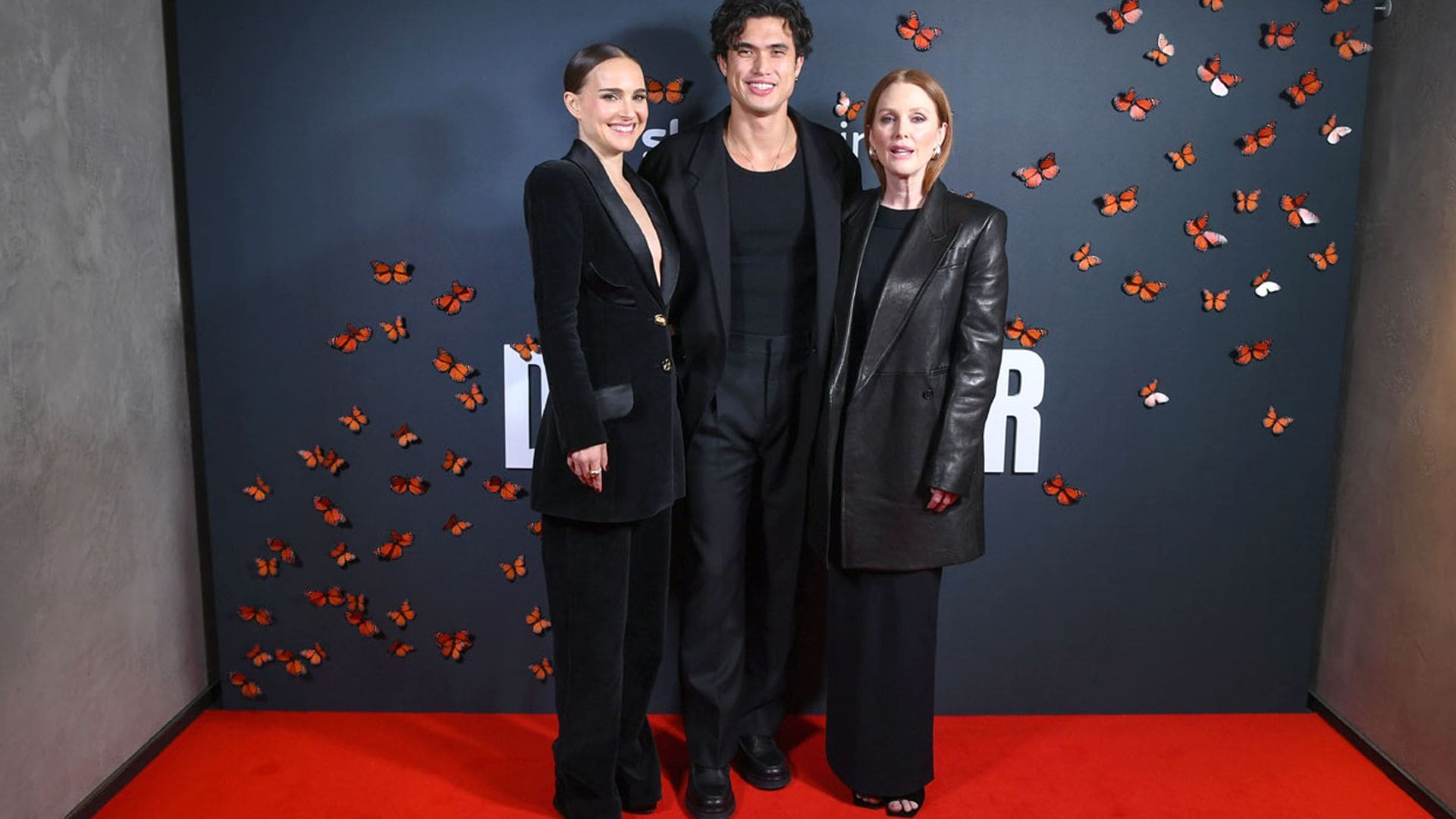 Natalie Portman y Julianne Moore, dos invitadas perfectas que apuestan todo al color negro