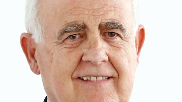 Primer plano de Antonio Noblejas con traje de rayas