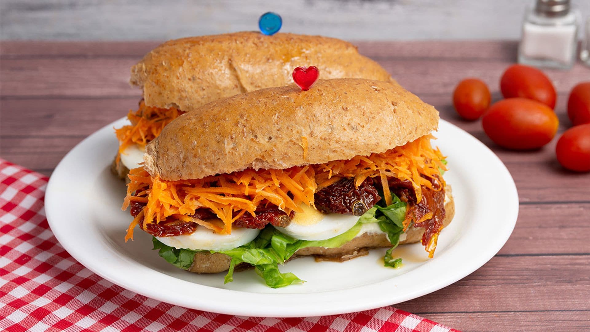 Bocadillo vegetal con huevo y mayonesa vegana