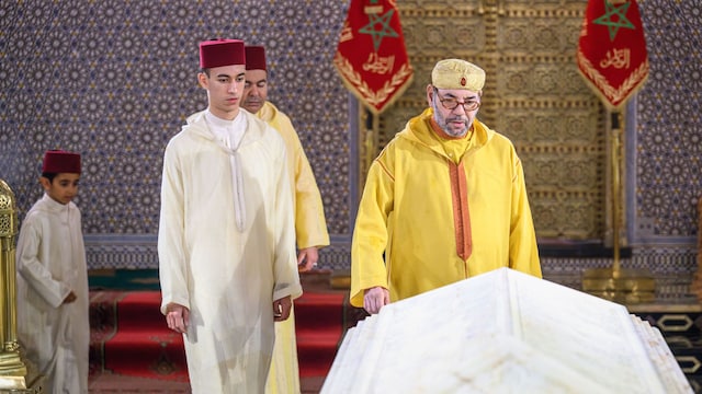 Mohamed VI, Moulay Hassan y Moulay Rachid en la tumba de Mohamed V