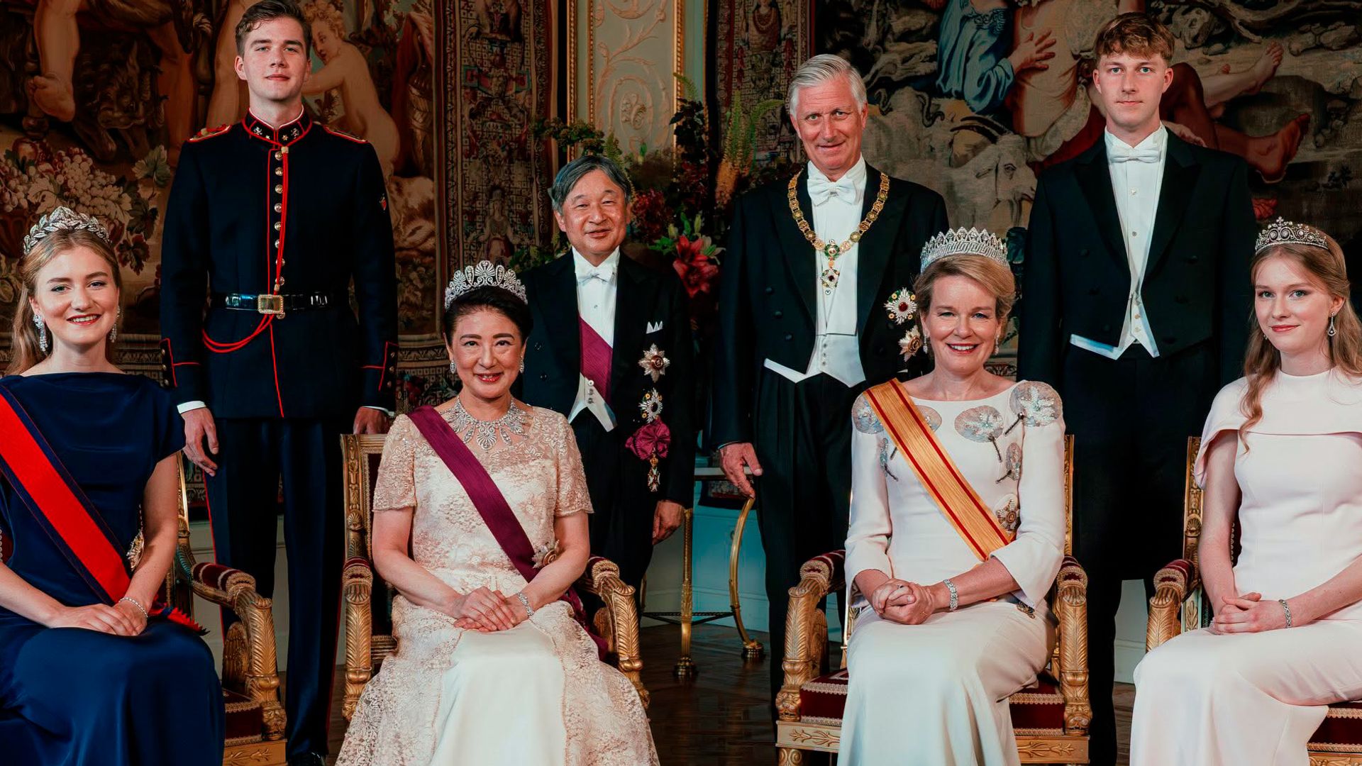 Felipe y Matilde de Bélgica reciben a los emperadores de Japón con sus cuatro hijos en un espectacular banquete de Estado: todas las fotos