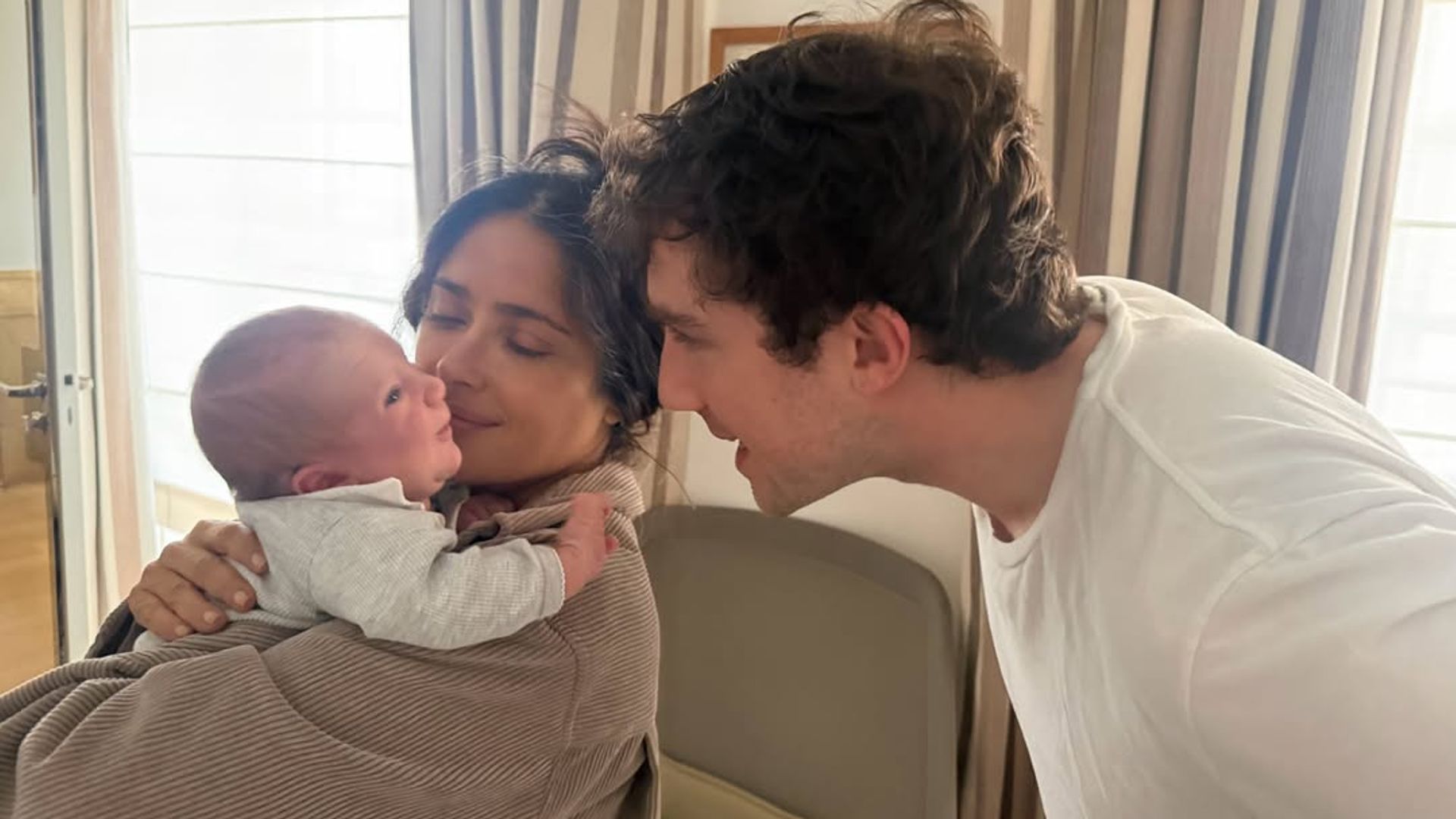 Salma Hayek con el bebé de su hijastro Francois Pinault Jr.