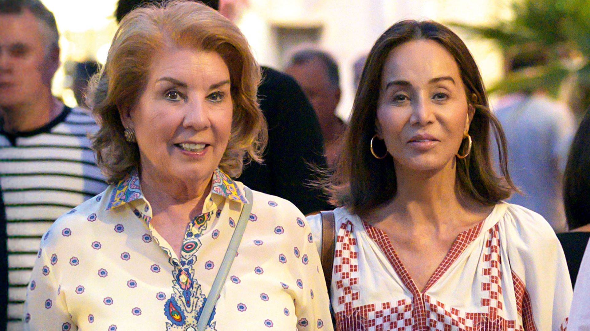 Isabel camina del brazo de su amiga Amalia Amusátegui, mujer del exbanquero y abogado del Estado José María Amusátegui
