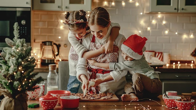 familia cocinando navidad