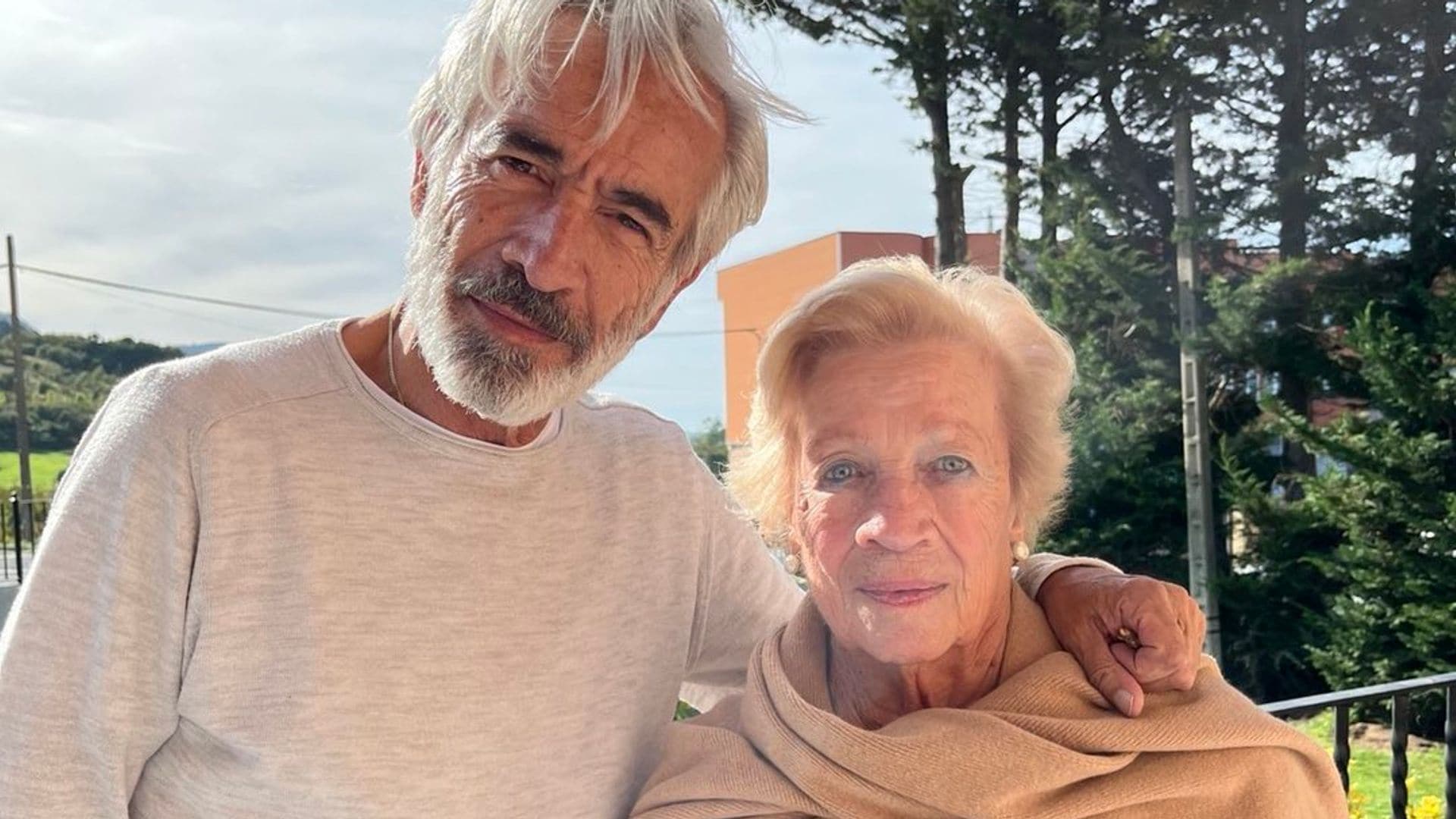 Imanol Arias posa orgulloso junto a su madre, Teresa, que cumple 90 años