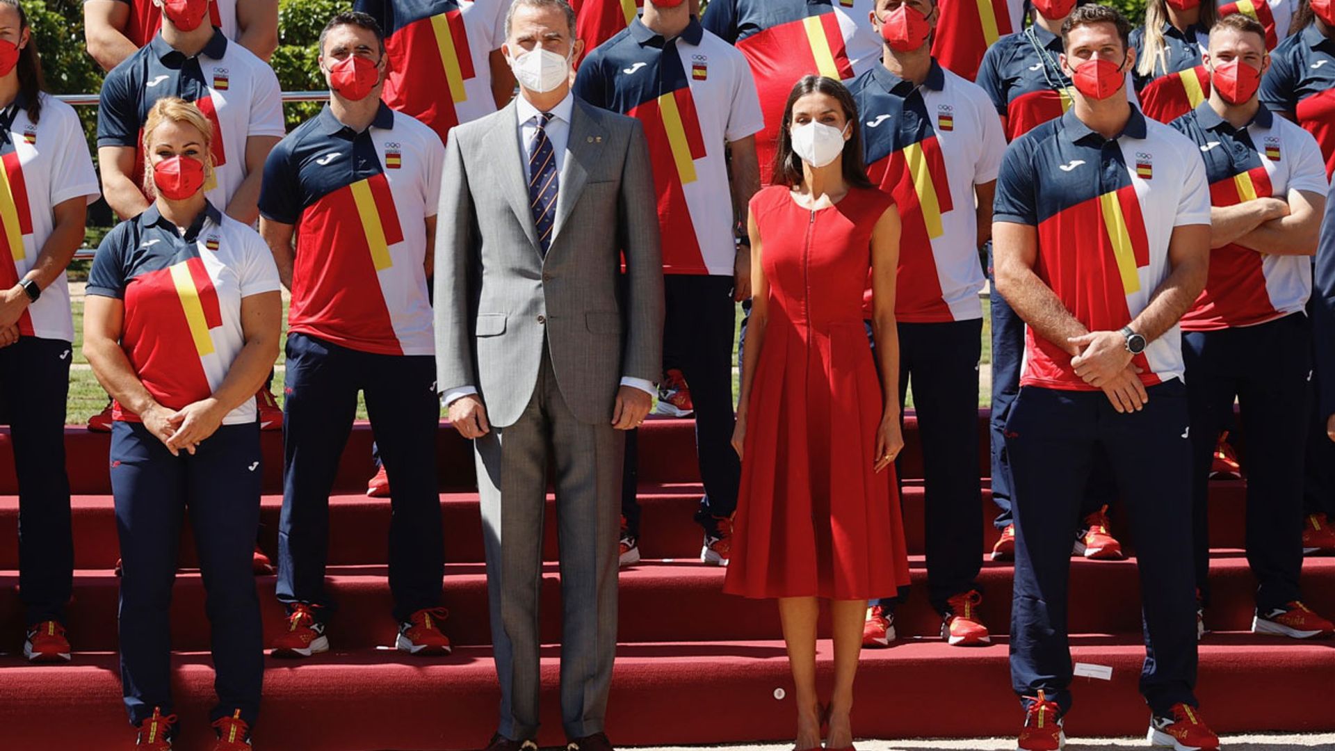 Doña Letizia no arriesga y gana con su vestido rojo infalible